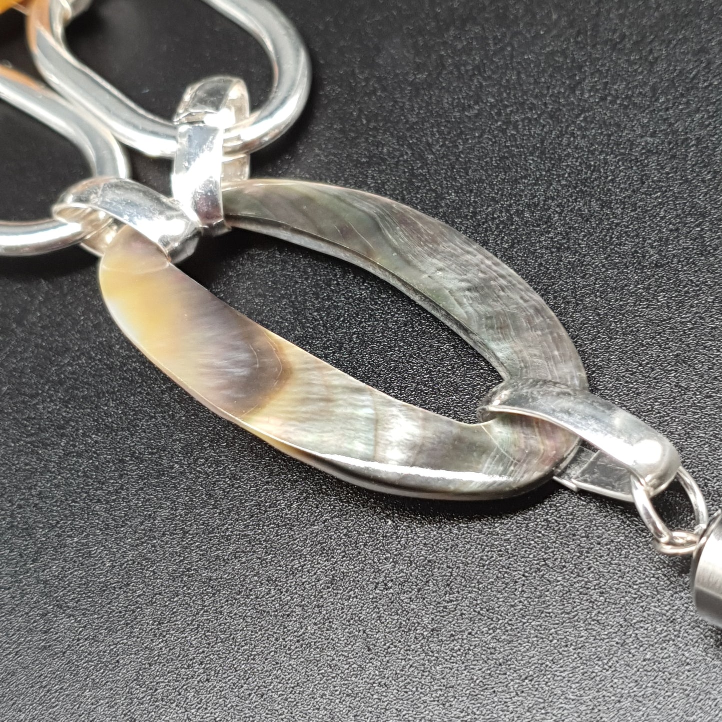 Collier sautoir doré acier inoxydable maille serpent anneaux métal nacre bois pompon jaune