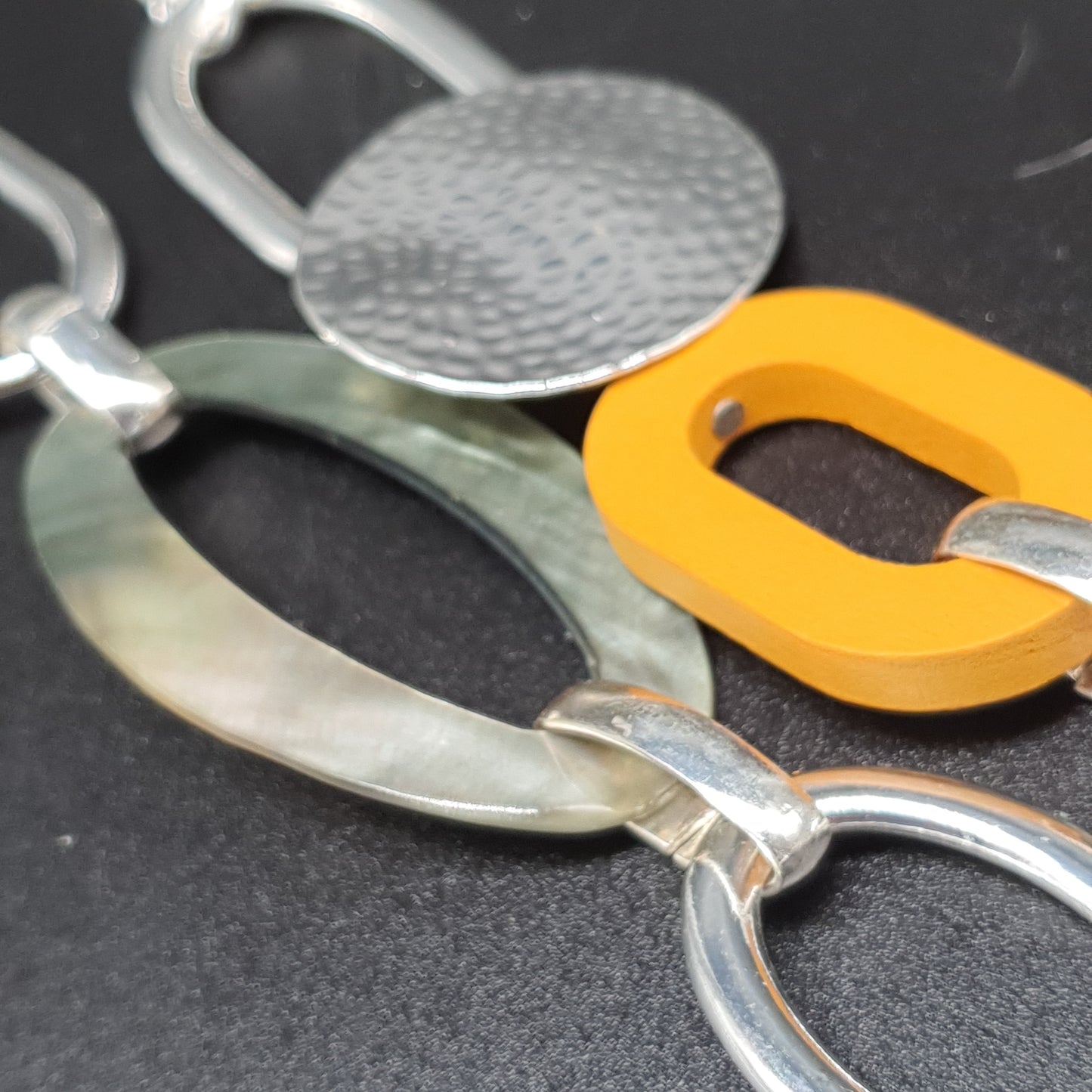 Collier sautoir doré acier inoxydable maille serpent anneaux métal nacre bois pompon jaune