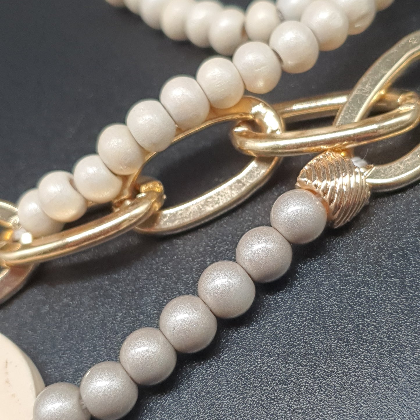 Collier sautoir gypsy gros maillons dorés – Perles bois, disques naturels et anneaux ronds