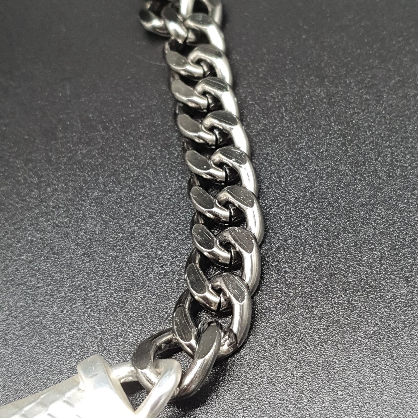 aluminium travaillCollier plastron argenté – Grosse maille gourmette et pièce centrale métal brillant