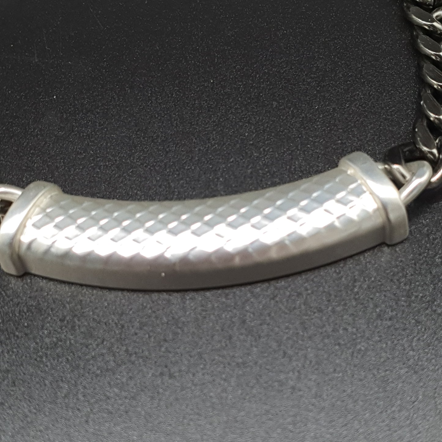 aluminium travaillCollier plastron argenté – Grosse maille gourmette et pièce centrale métal brillant