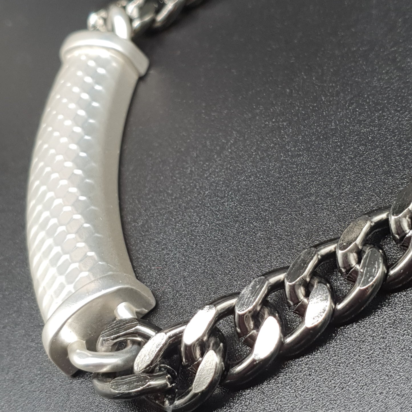 aluminium travaillCollier plastron argenté – Grosse maille gourmette et pièce centrale métal brillant
