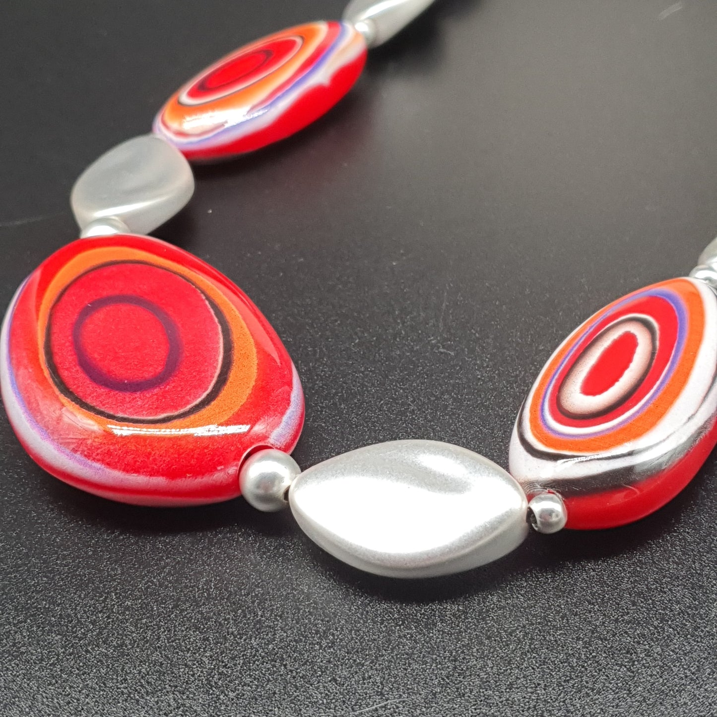 Collier plastron vintage rouge – Double cordon coton ocré et galets résine métallisée