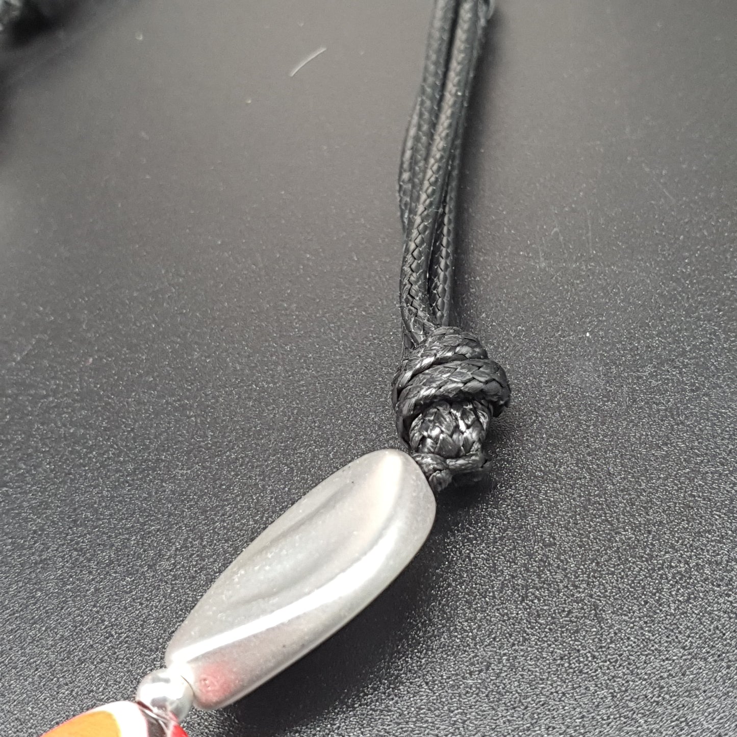 Collier plastron vintage rouge – Double cordon coton ocré et galets résine métallisée