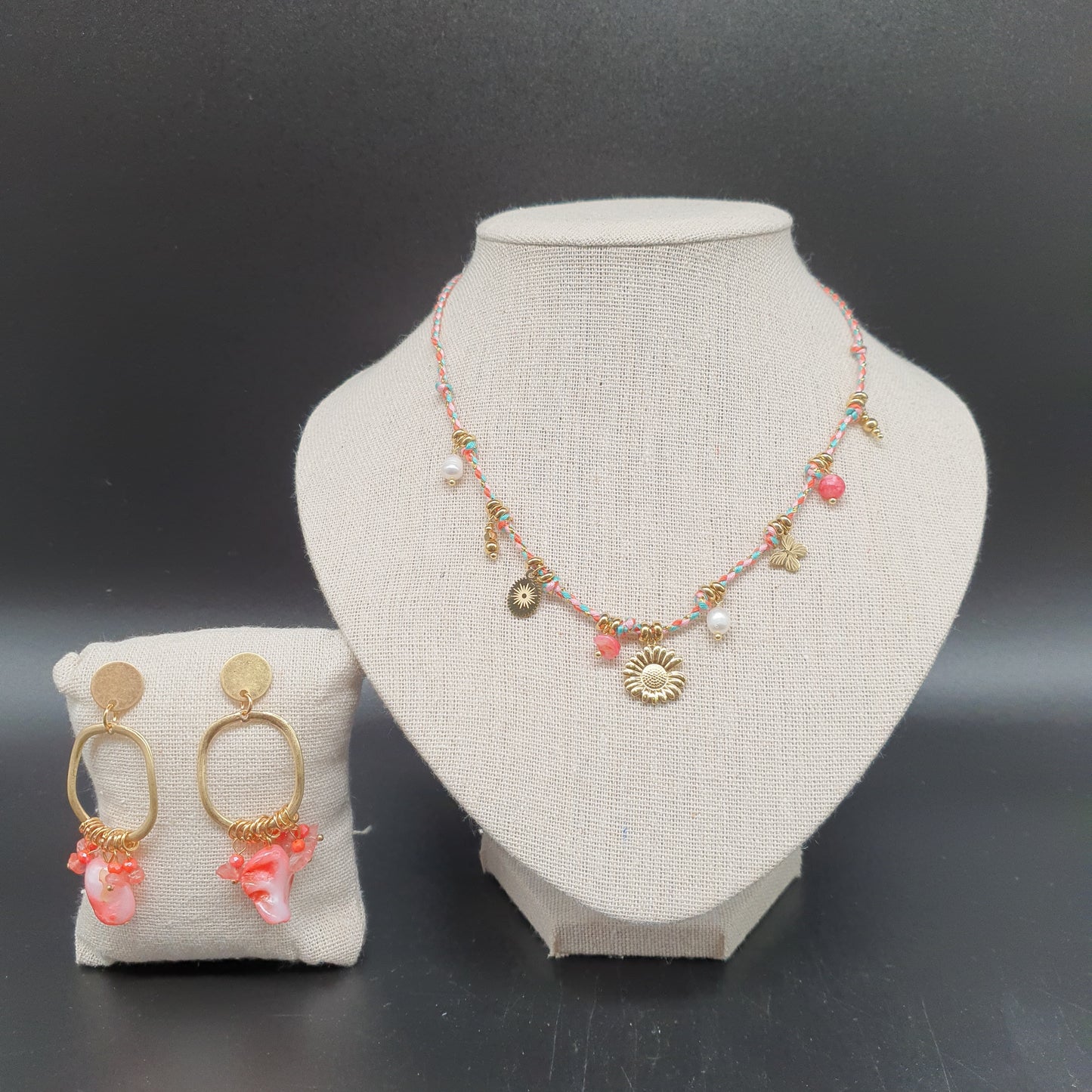 Collier acier inoxydable doré cordon tressé multicoloré éclats pierre naturelle breloques charms marguerite papillon oeil de la chance Lilas de Seine
