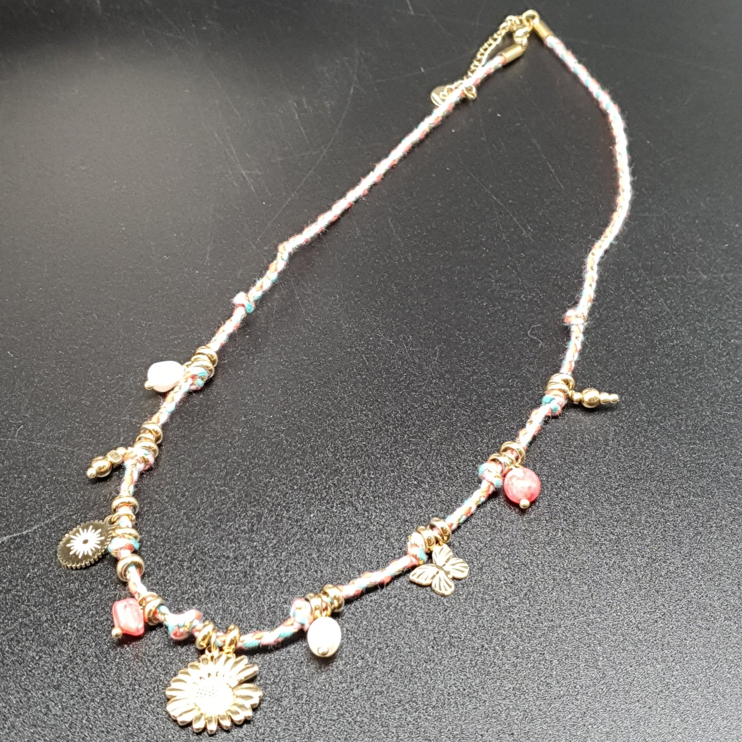 Collier acier inoxydable doré cordon tressé multicoloré éclats pierre naturelle breloques charms marguerite papillon oeil de la chance Lilas de Seine