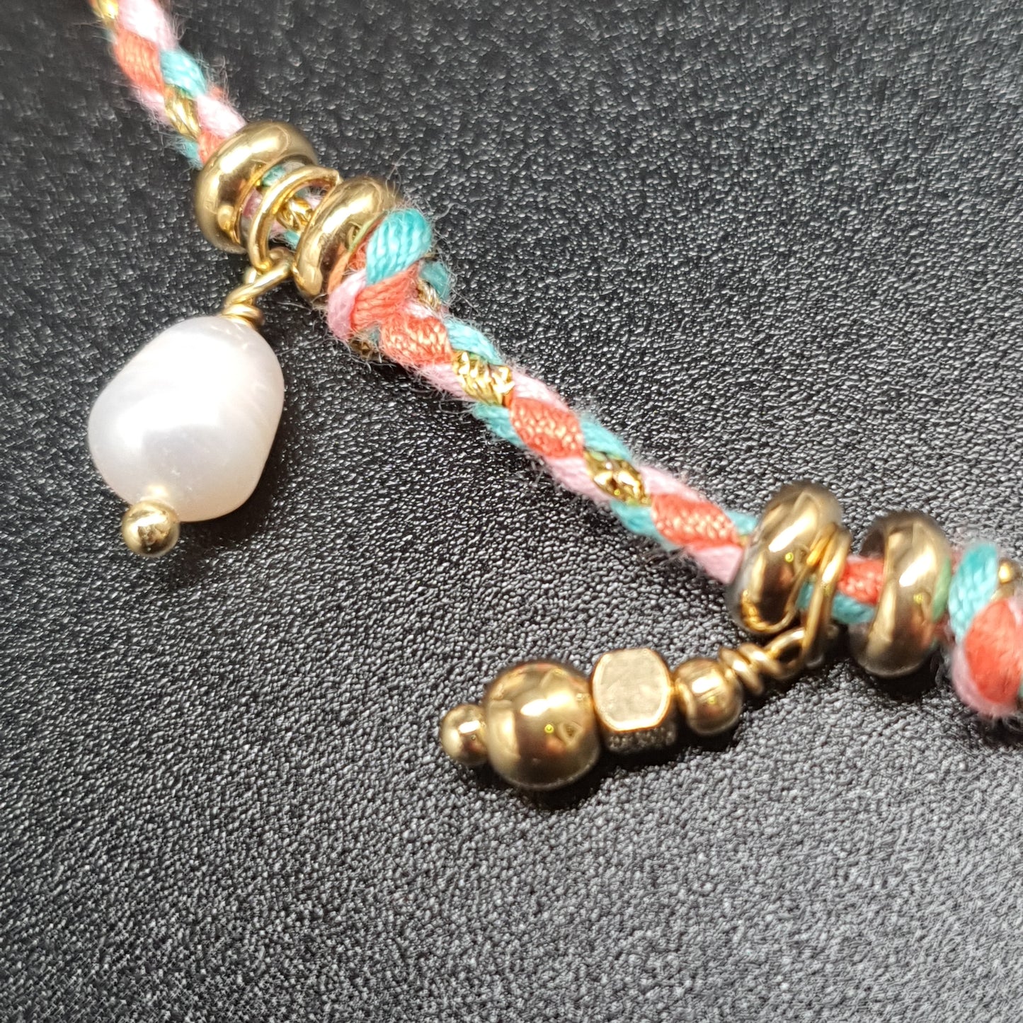 Collier acier inoxydable doré cordon tressé multicoloré éclats pierre naturelle breloques charms marguerite papillon oeil de la chance Lilas de Seine