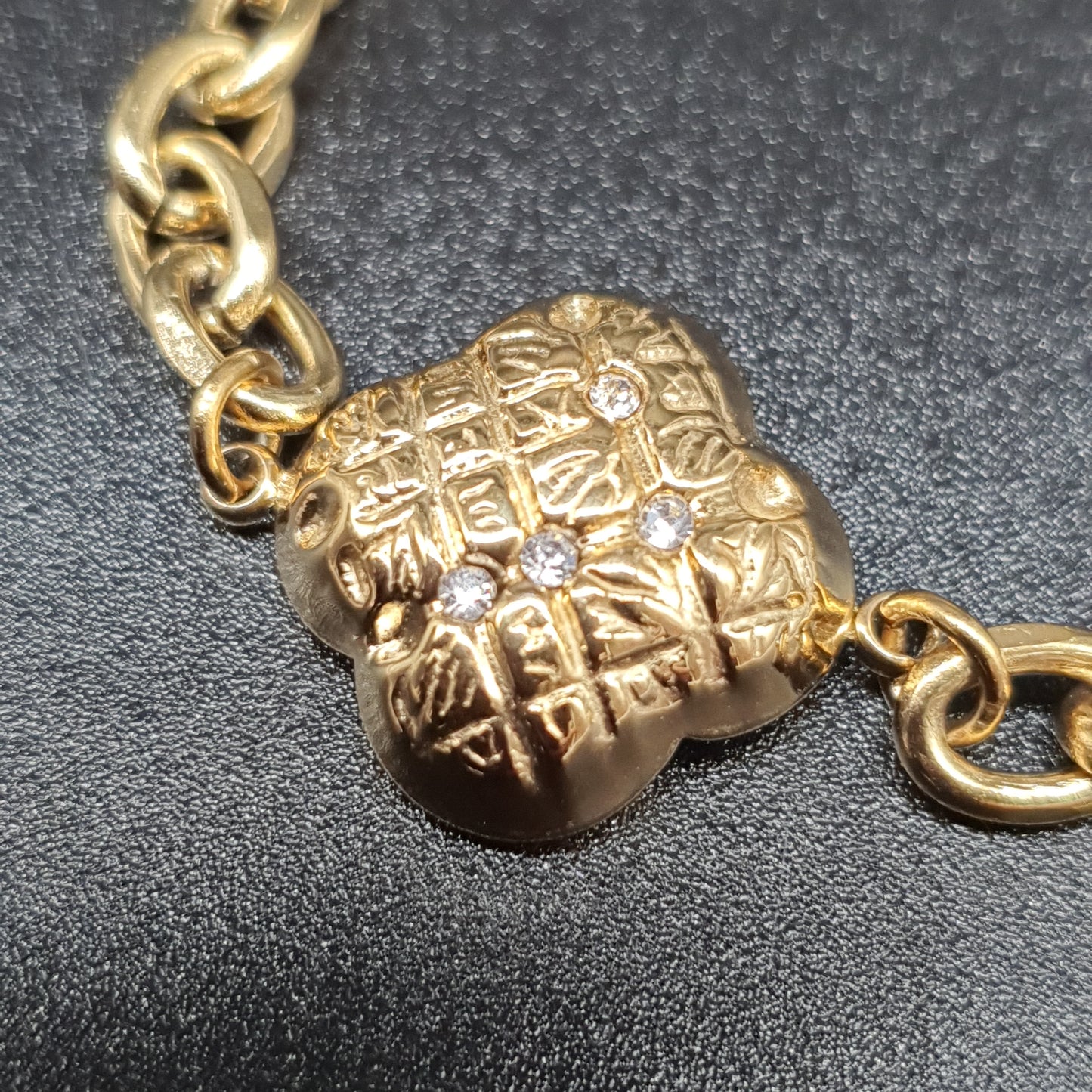 Bracelet acier inoxydable doré grosse maille forçat et pendentif trèfle doré satiné