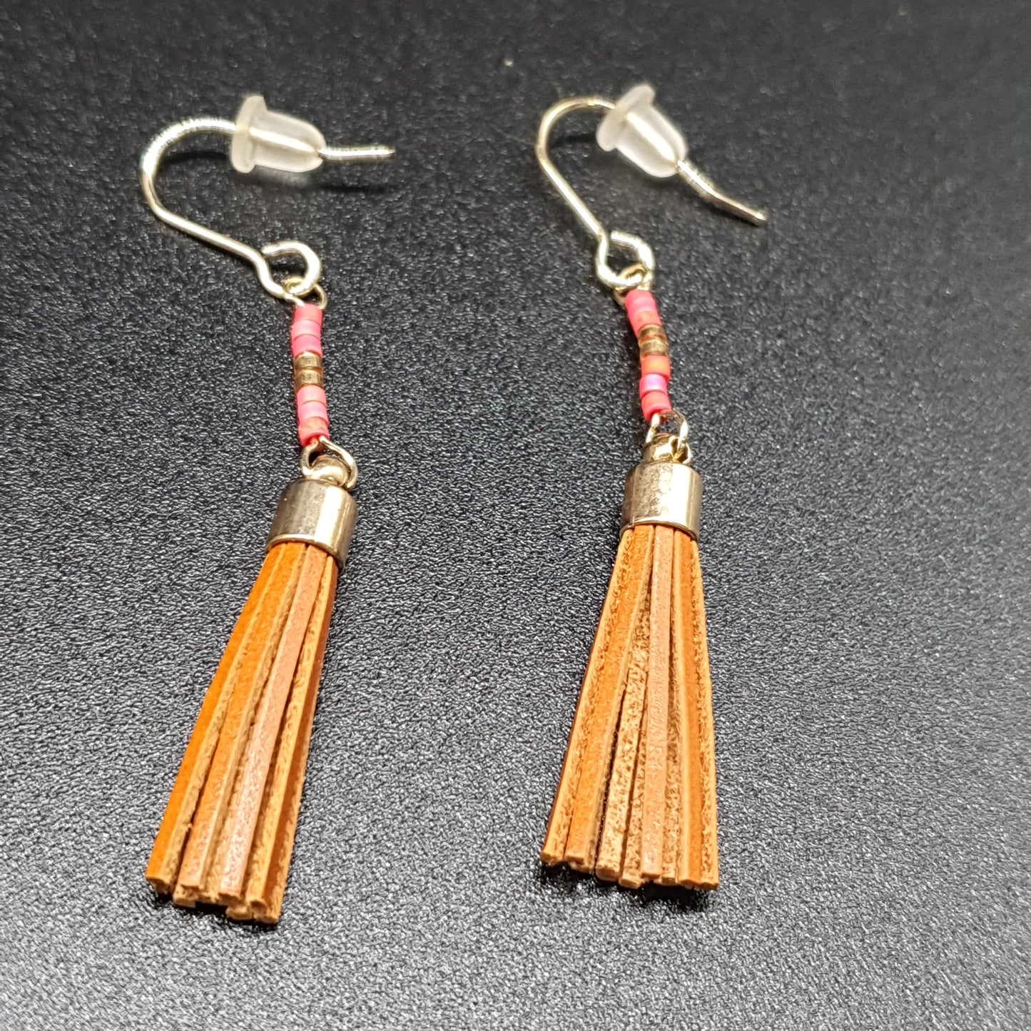 Boucles pendantes dorées – pompons perles de rocaille