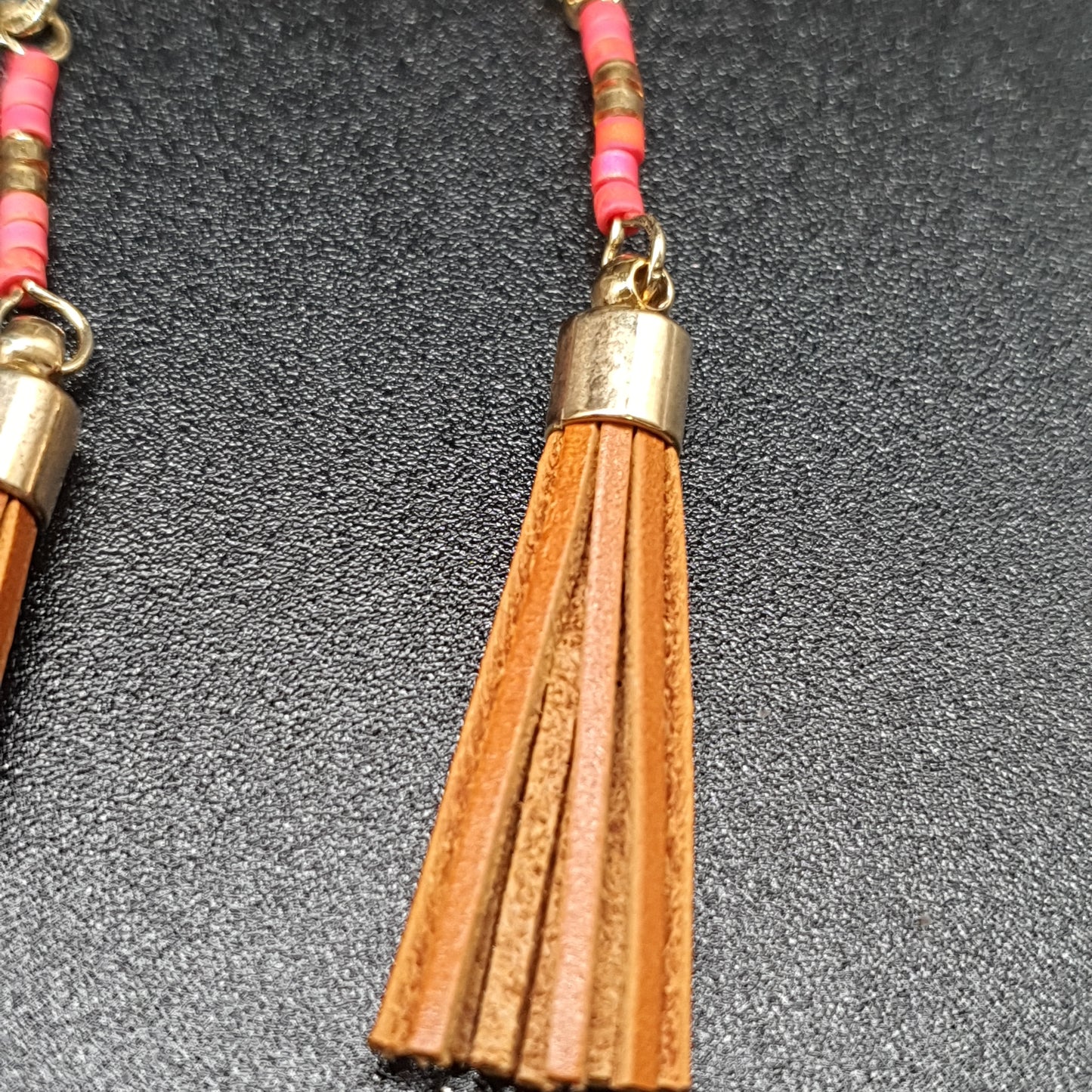 Boucles pendantes dorées – pompons perles de rocaille