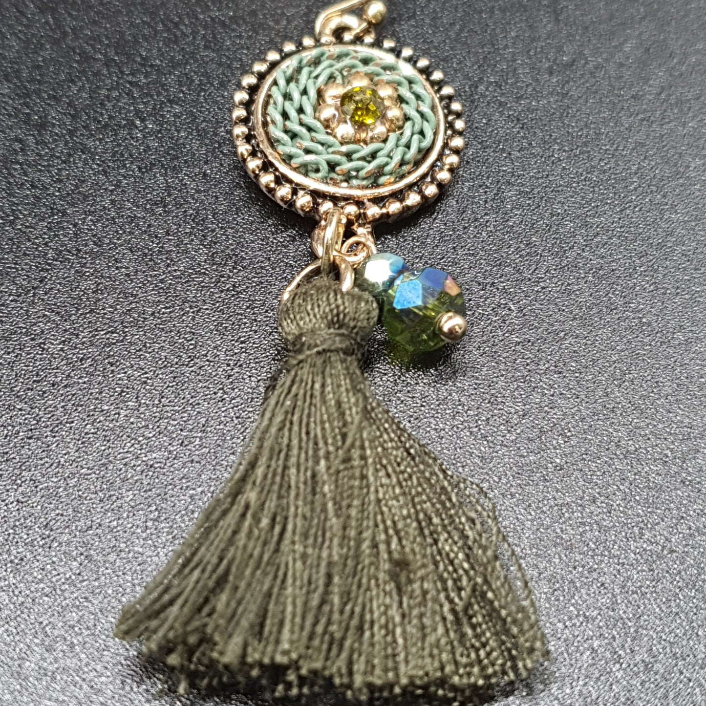 Boucles pendantes baroques – pièce ciselée & chaînette torsadée argentée