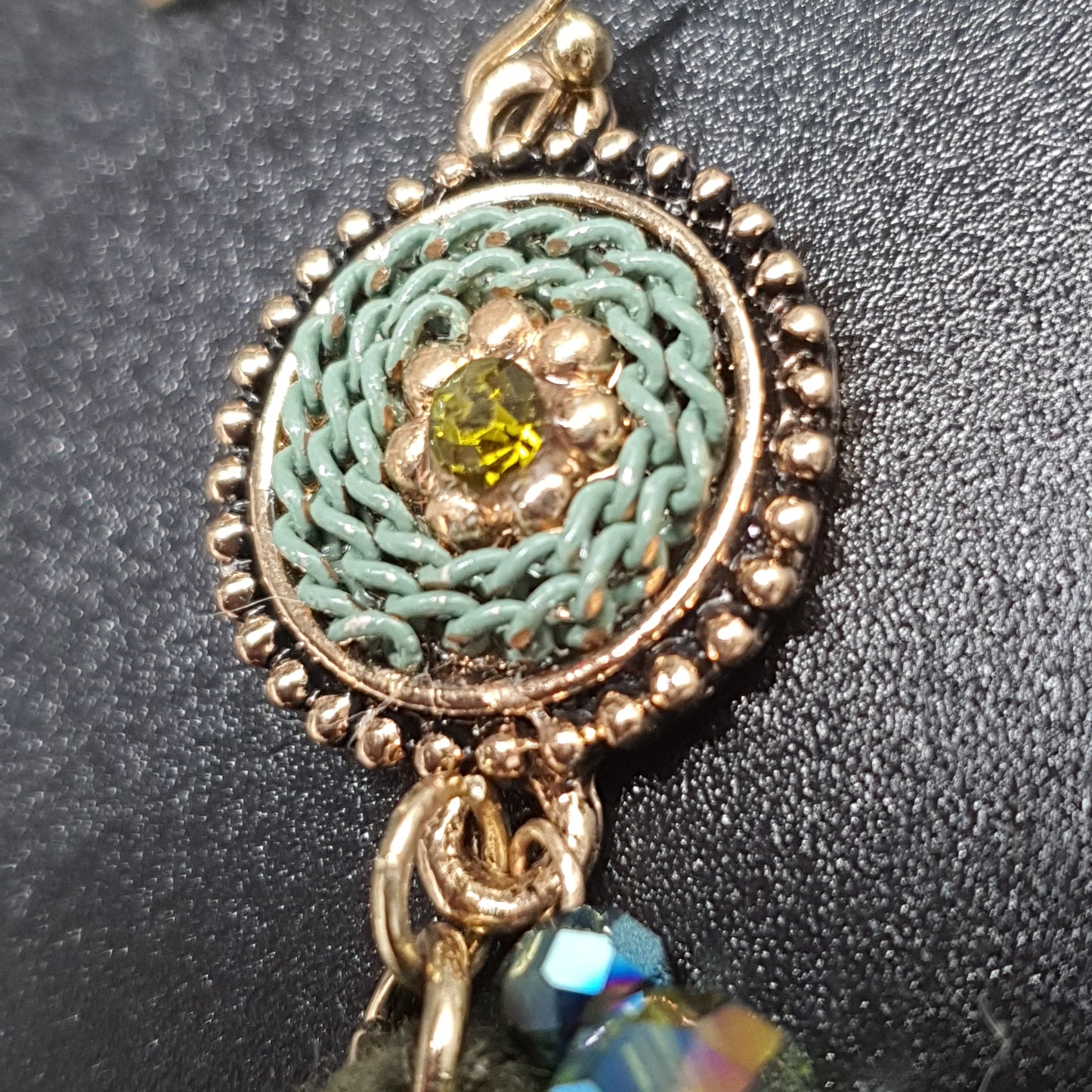 Boucles pendantes baroques – pièce ciselée & chaînette torsadée argentée