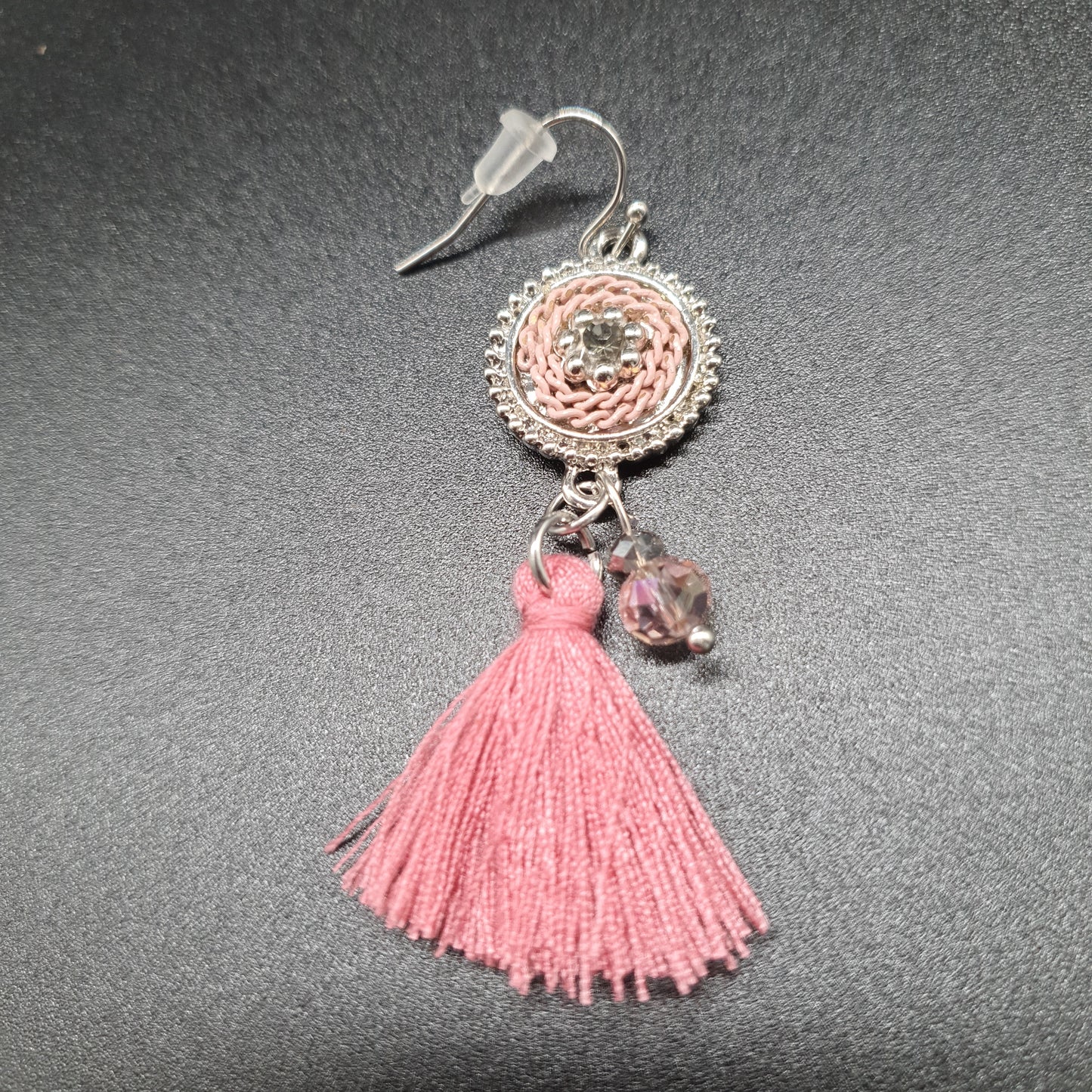 Boucles pendantes baroques – pièce ciselée & chaînette torsadée argentée