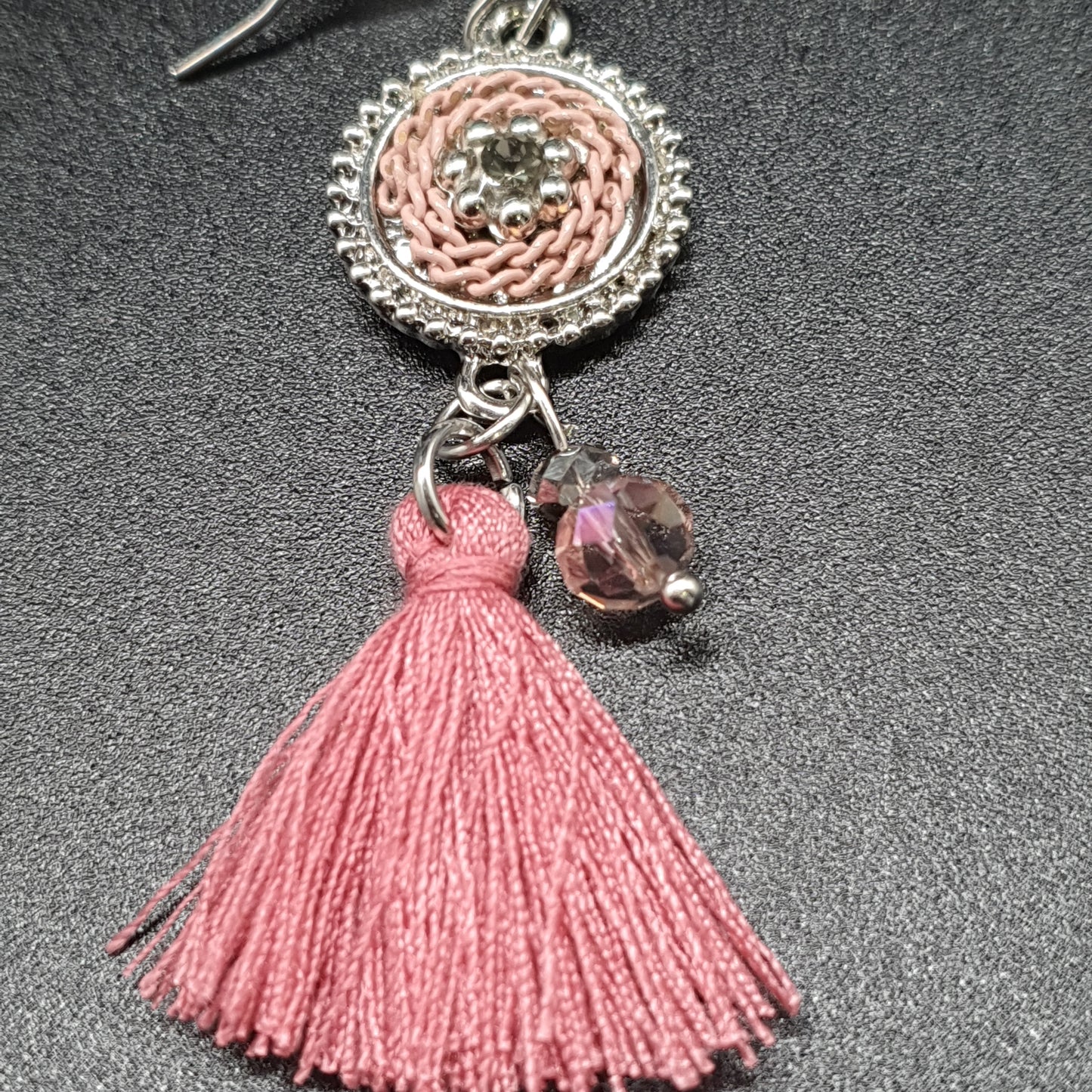 Boucles pendantes baroques – pièce ciselée & chaînette torsadée argentée