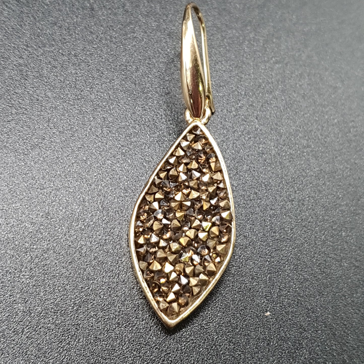 Boucles d’oreilles pendantes métal argenté pièce forme feuille incurvée éclats cristaux
