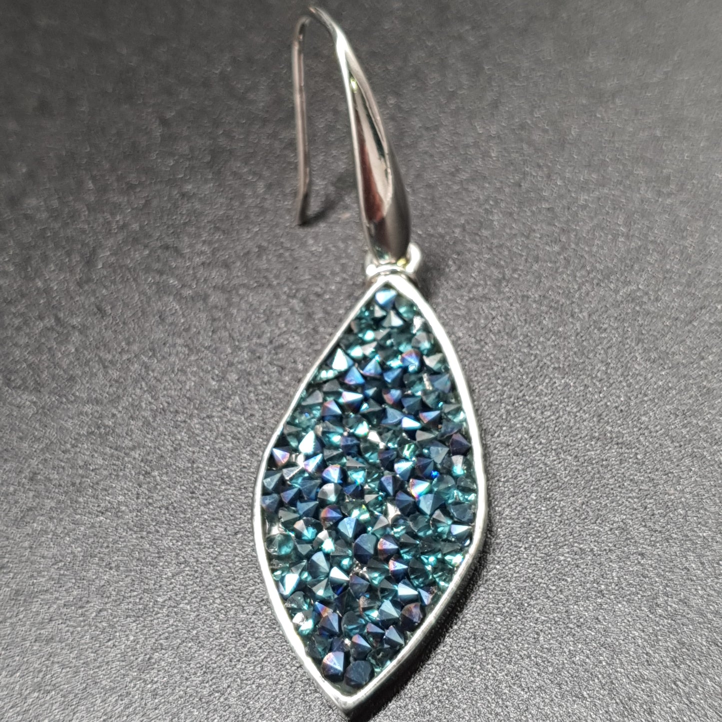 Boucles d’oreilles pendantes métal argenté pièce forme feuille incurvée éclats cristaux