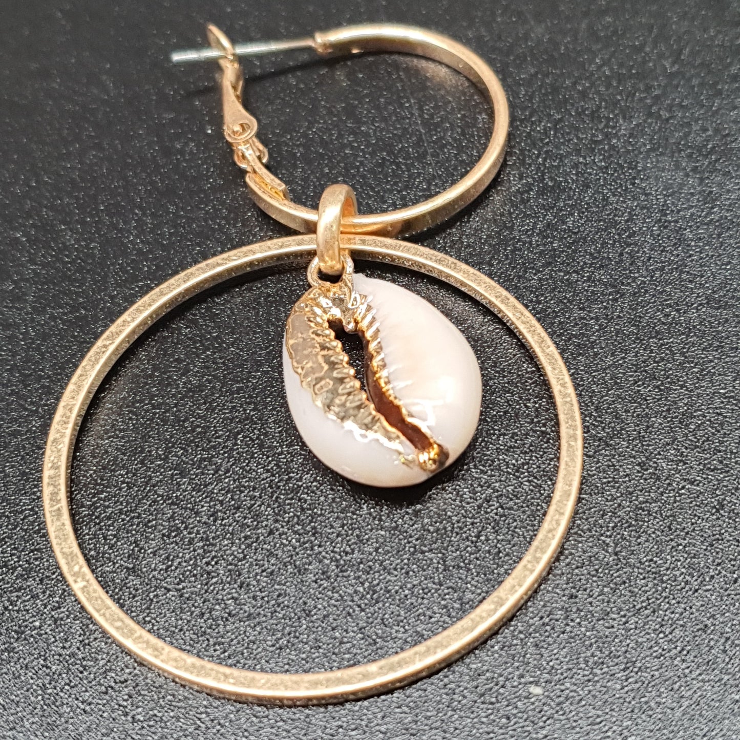 Boucles d'oreilles pendants métal doré anneaux coquillage cauri détail doré
