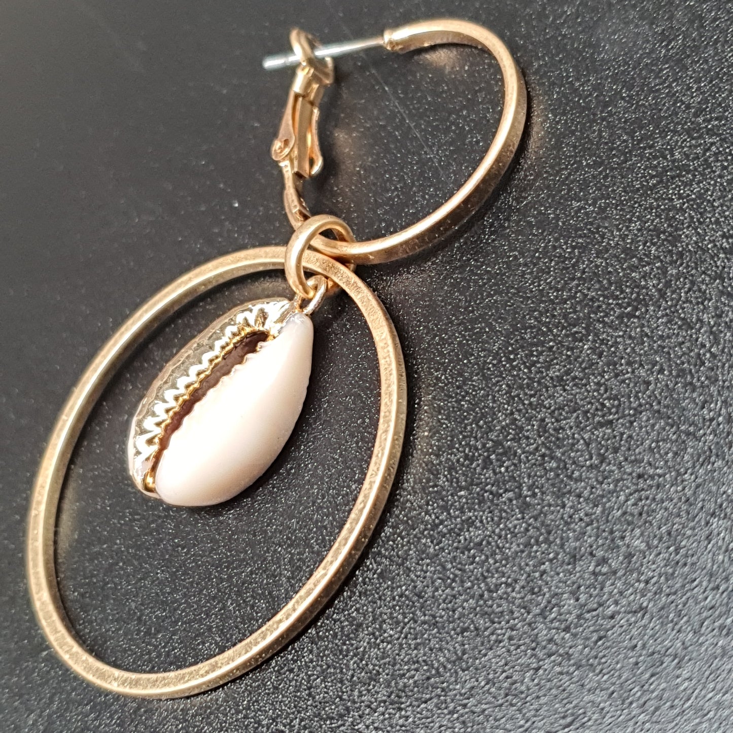 Boucles d'oreilles pendants métal doré anneaux coquillage cauri détail doré