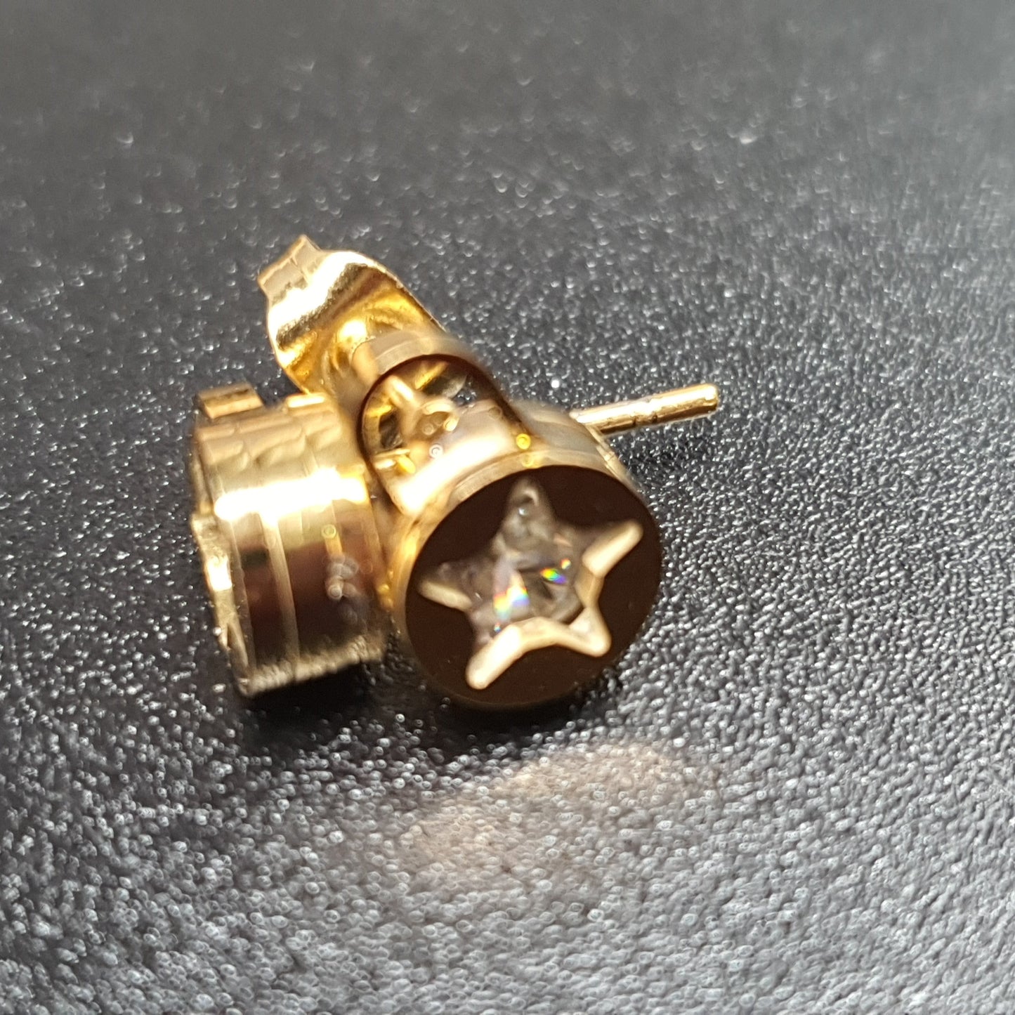 Clous d’oreilles étoile dorée – acier inoxydable & strass