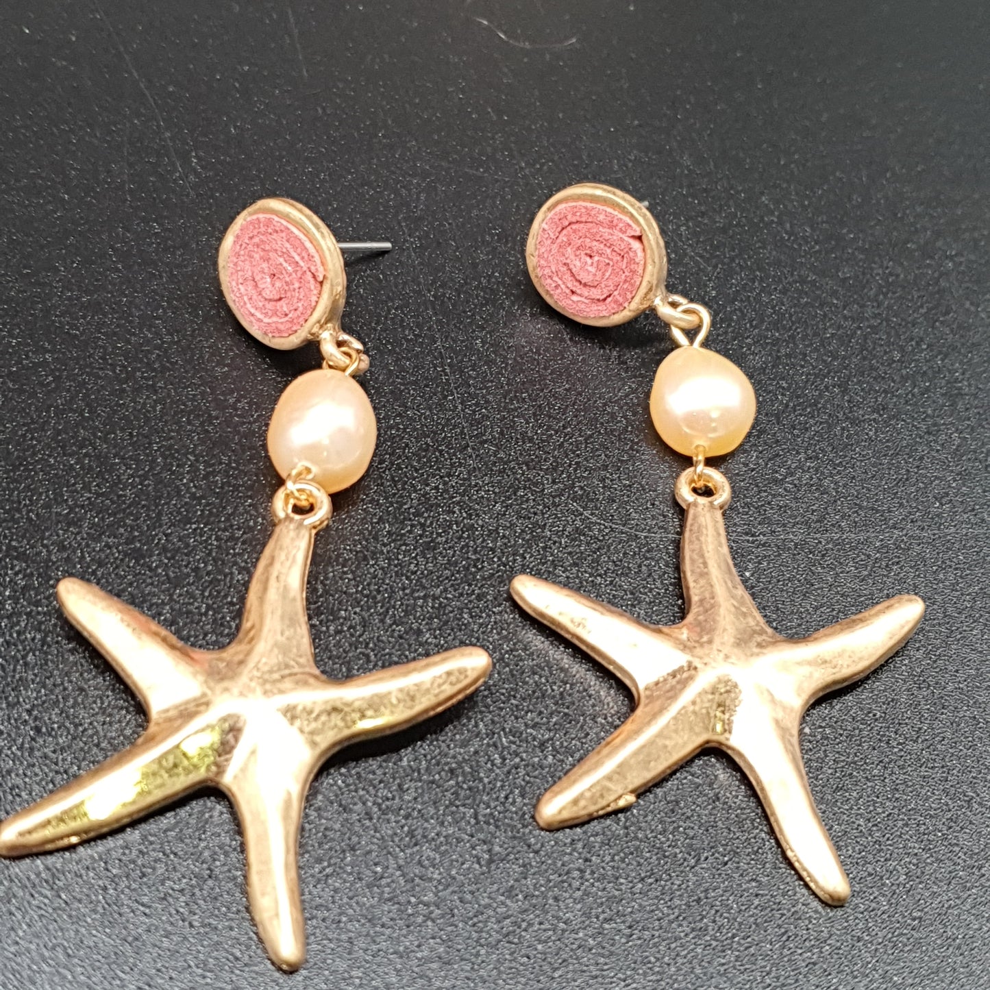 Boucles d’oreilles pendantes acier doré pastille suédine colorée, perle d’eau douce & étoile de mer