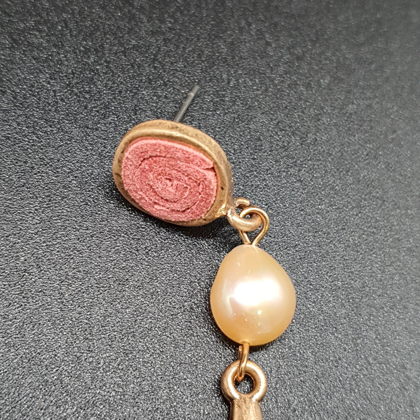 Boucles d’oreilles pendantes acier doré pastille suédine colorée, perle d’eau douce & étoile de mer