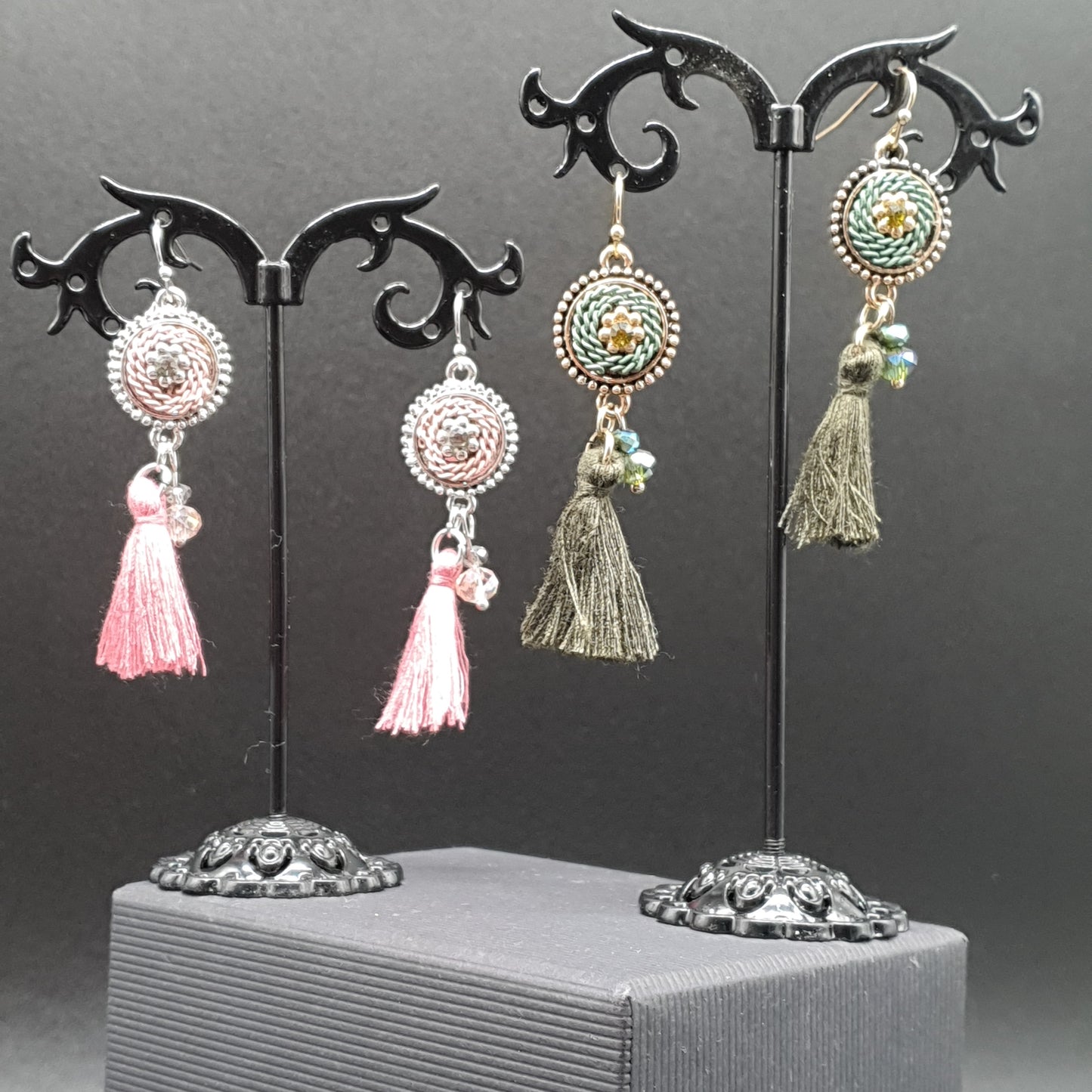 Boucles pendantes baroques – pièce ciselée & chaînette torsadée argentée