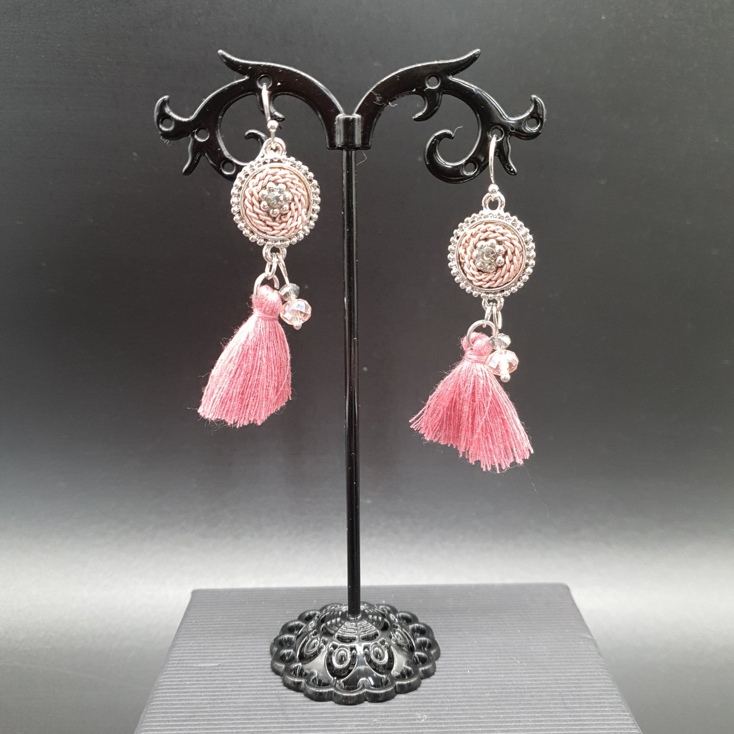 Boucles pendantes baroques – pièce ciselée & chaînette torsadée argentée
