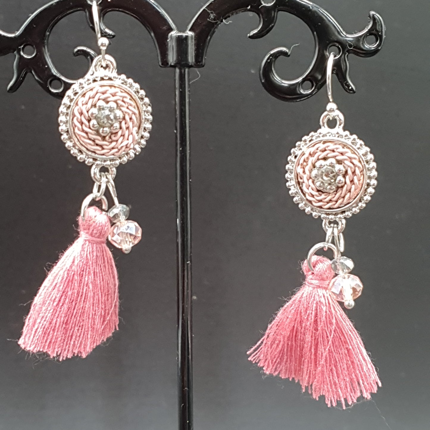 Boucles pendantes baroques – pièce ciselée & chaînette torsadée argentée