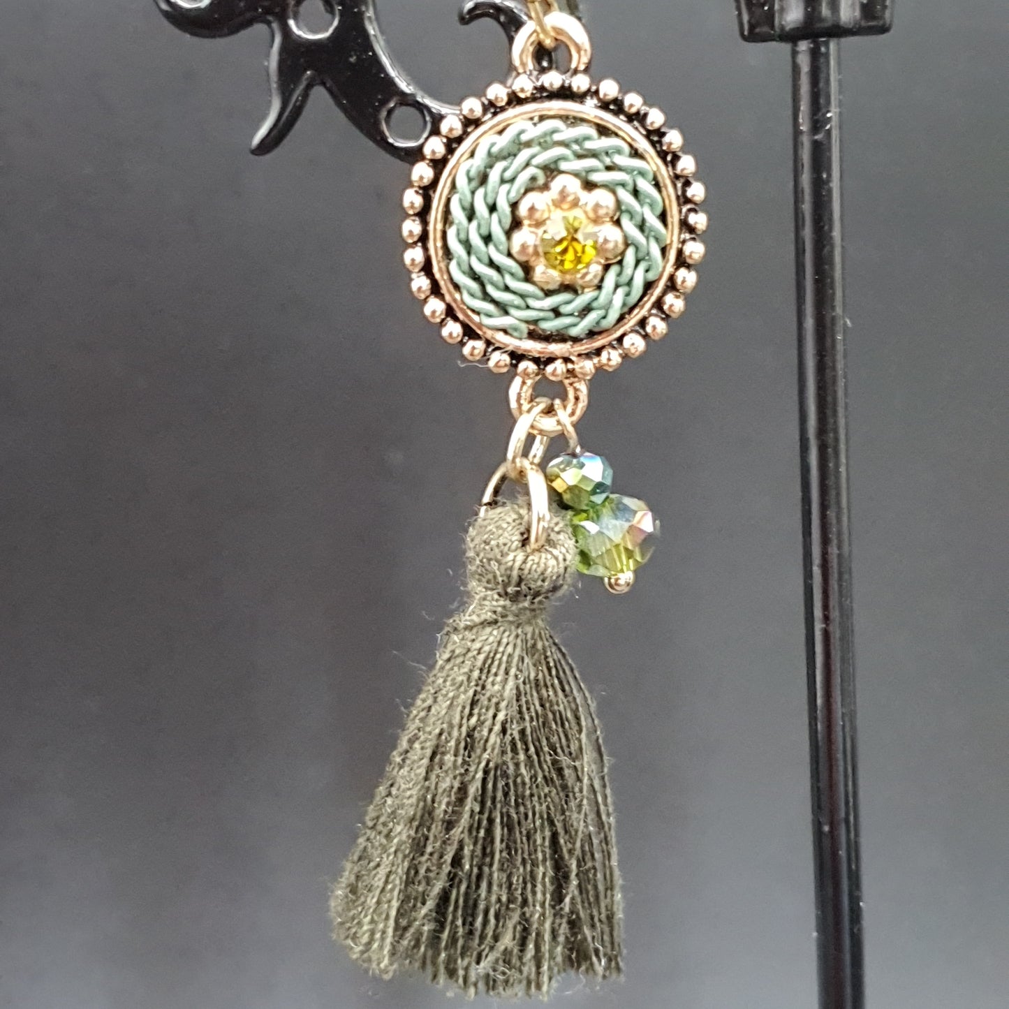 Boucles pendantes baroques – pièce ciselée & chaînette torsadée argentée