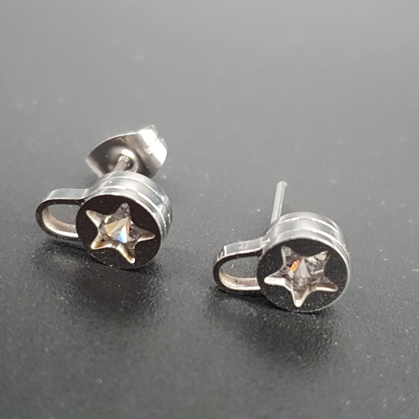 Clous d’oreilles étoile dorée – acier inoxydable & strass
