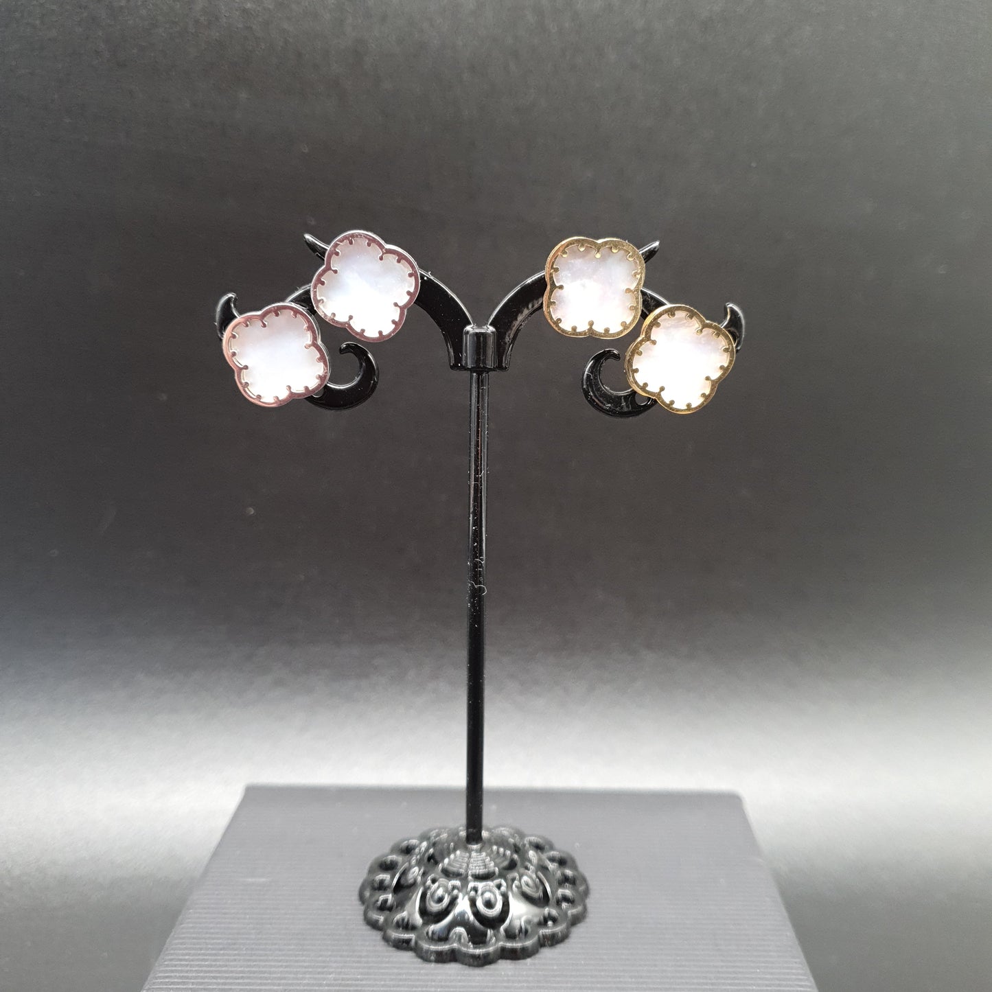 Boucles clous acier inoxydable – nacre blanche fleur « Lilas de Seine »