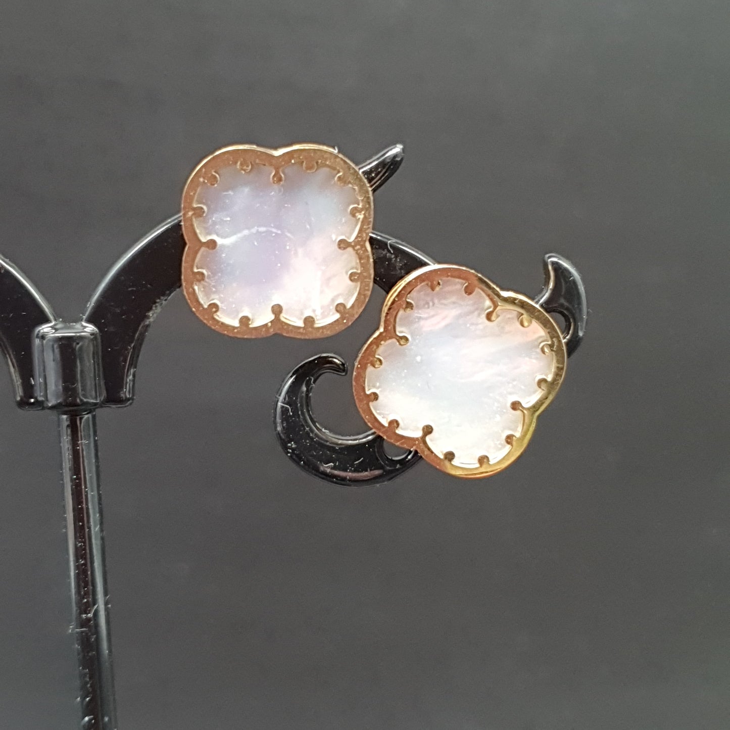 Boucles clous acier inoxydable – nacre blanche fleur « Lilas de Seine »