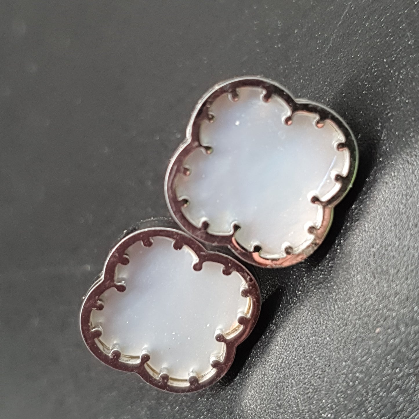 Boucles clous acier inoxydable – nacre blanche fleur « Lilas de Seine »