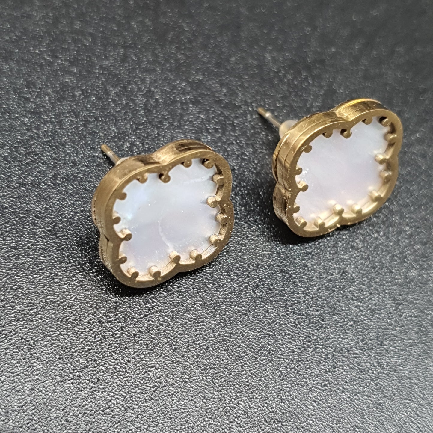 Boucles clous acier inoxydable – nacre blanche fleur « Lilas de Seine »