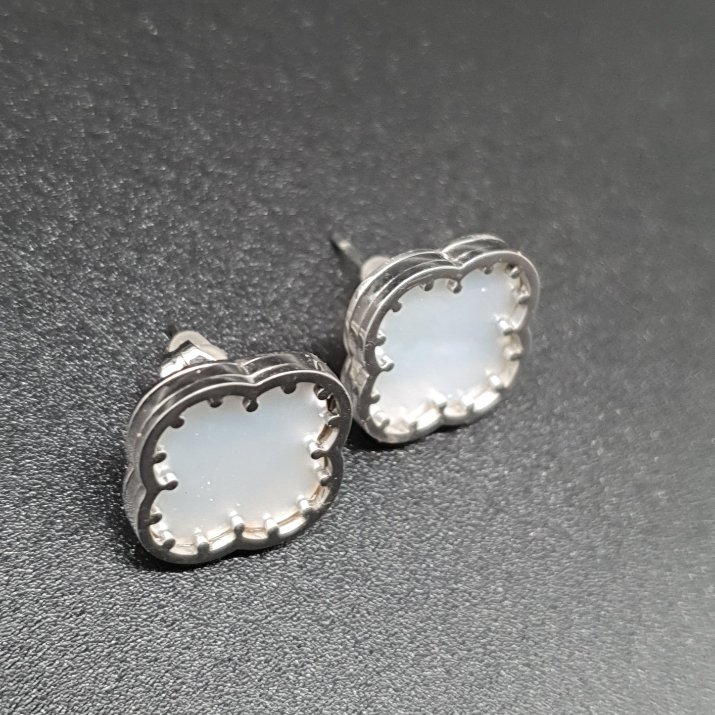 Boucles clous acier inoxydable – nacre blanche fleur « Lilas de Seine »