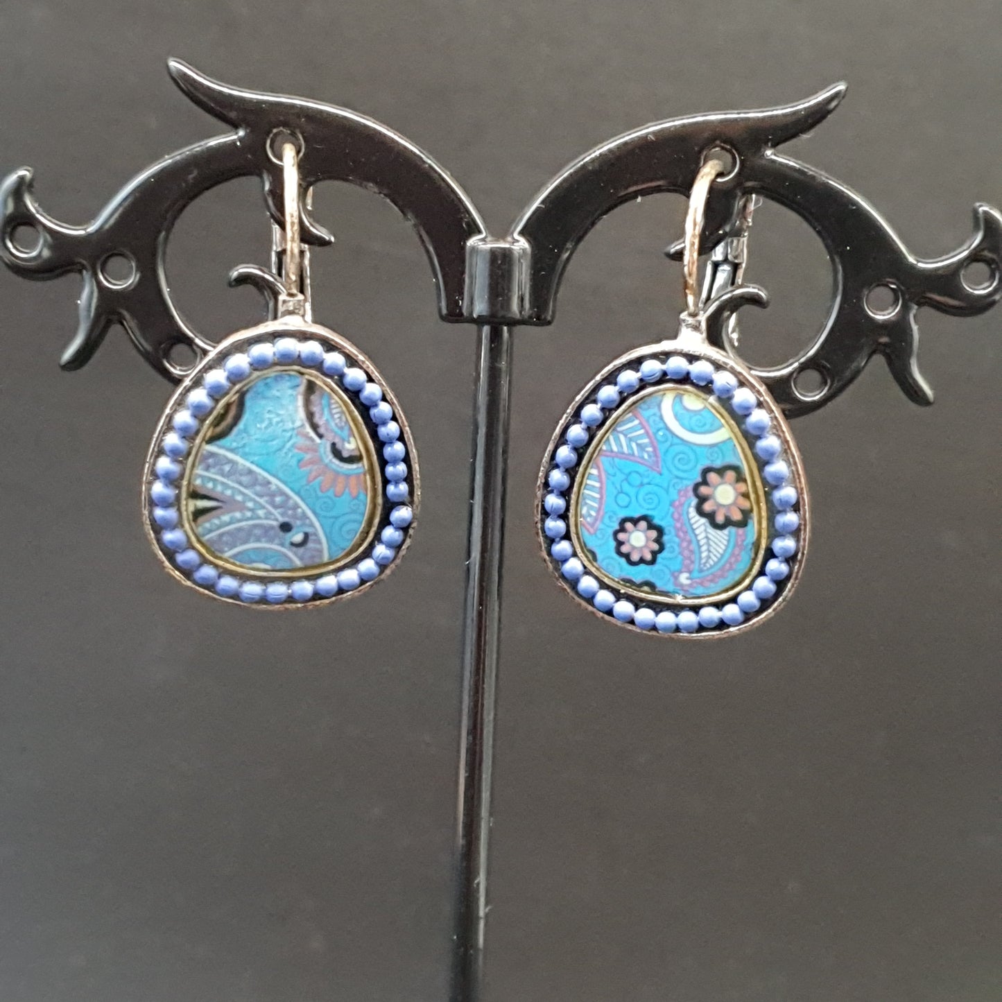 Boucles dormeuses argent vieilli – perle émaillée bleu ciel géométrique