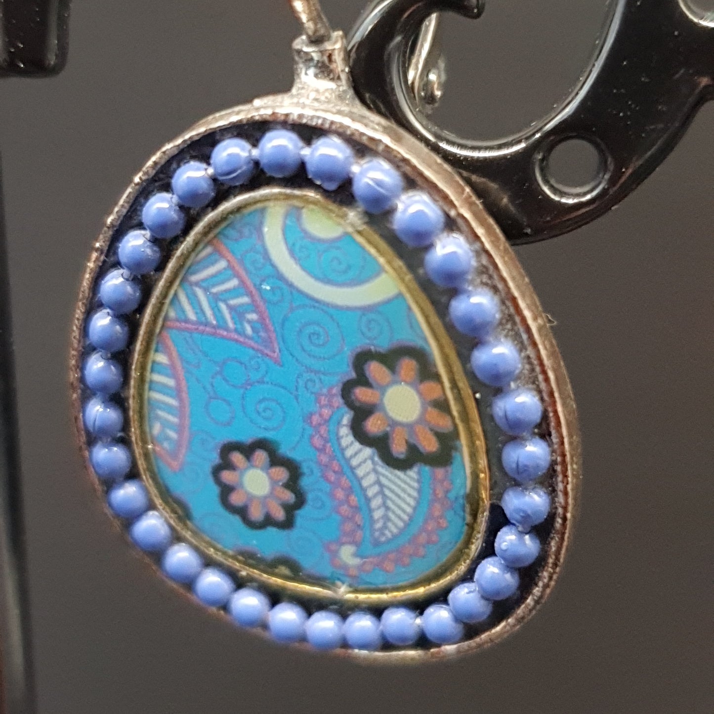 Boucles dormeuses argent vieilli – perle émaillée bleu ciel géométrique