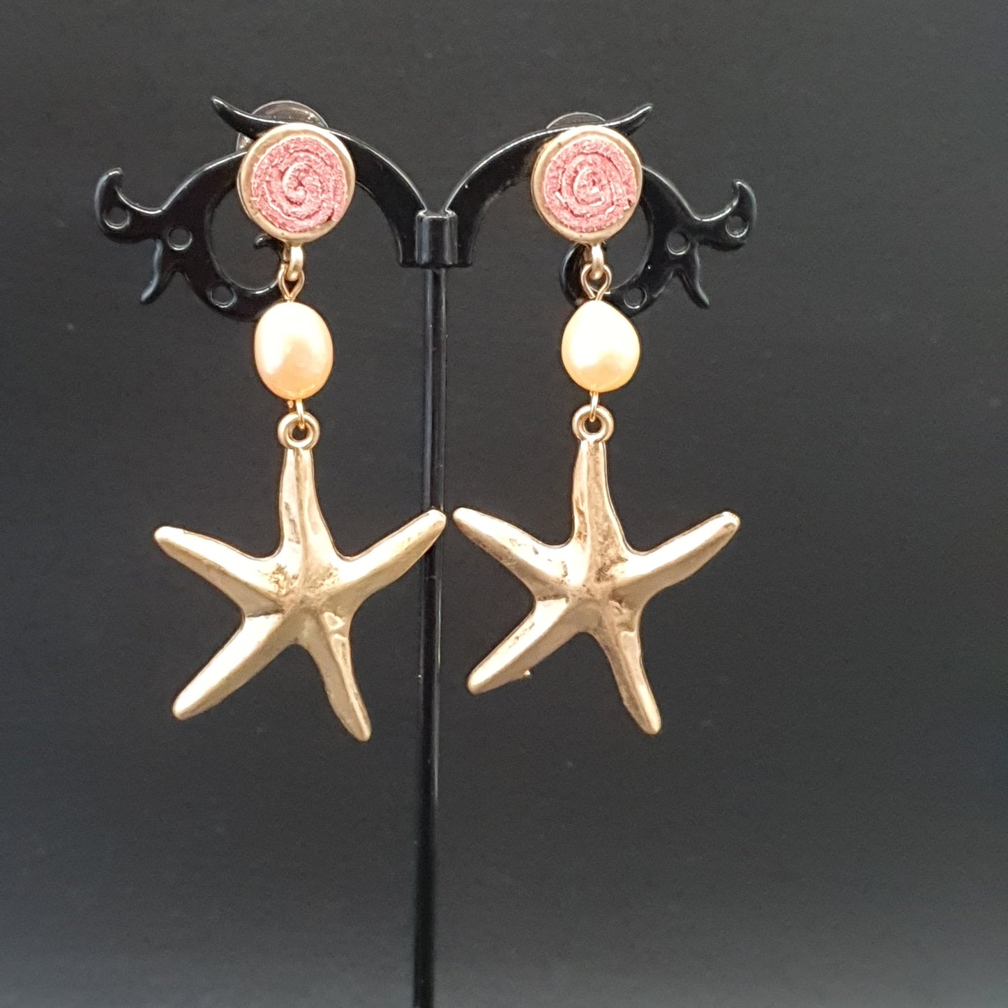 Boucles d’oreilles pendantes acier doré pastille suédine colorée, perle d’eau douce & étoile de mer