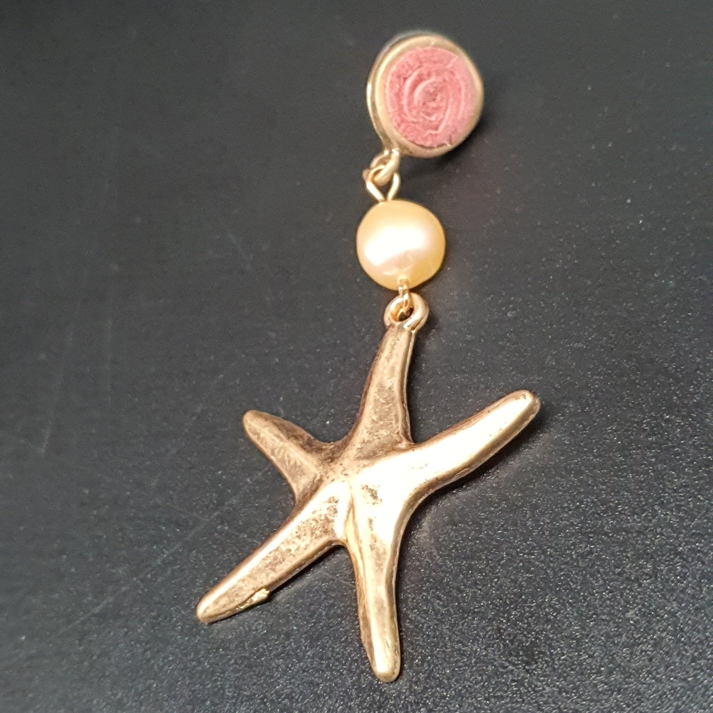 Boucles d’oreilles pendantes acier doré pastille suédine colorée, perle d’eau douce & étoile de mer