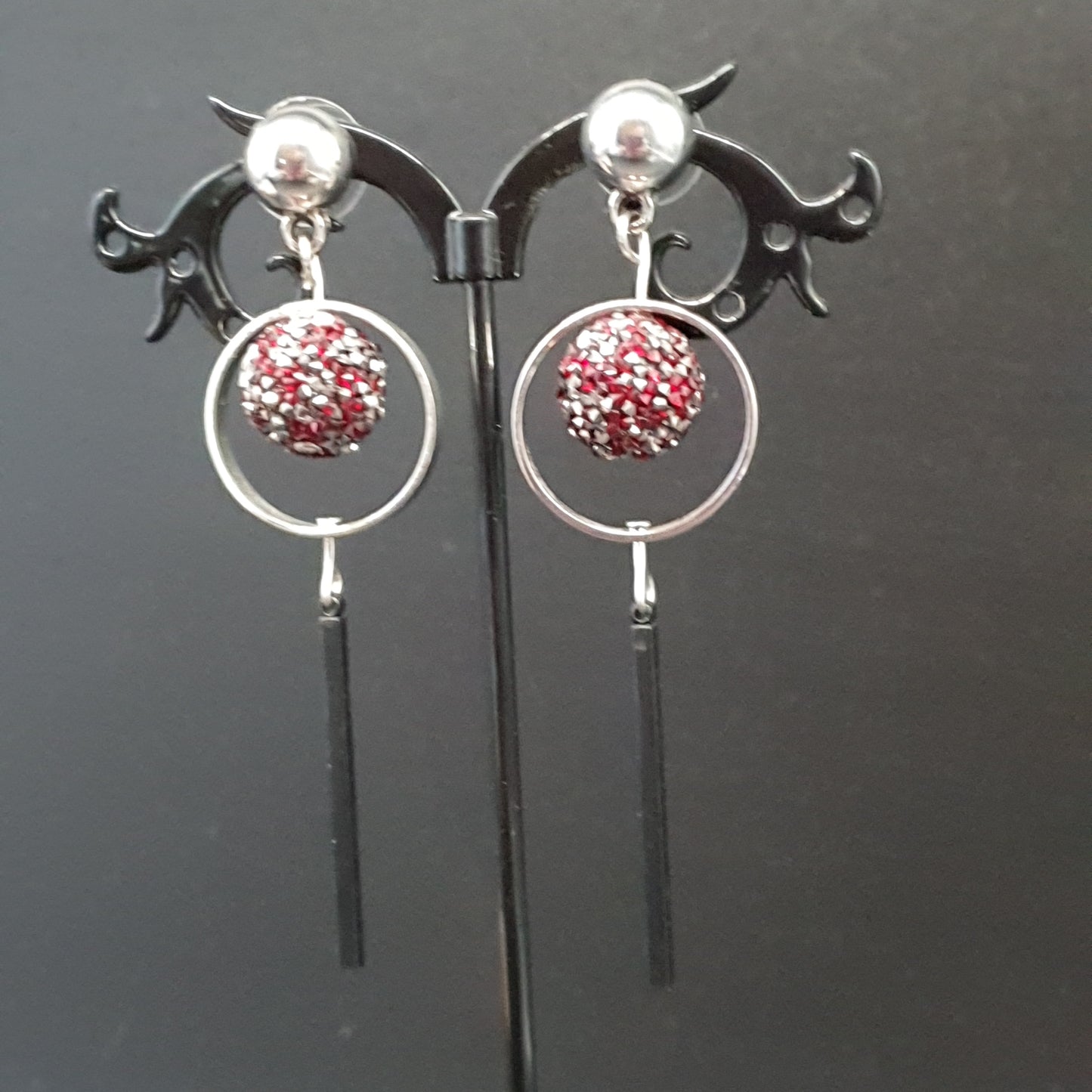 Boucles pendantes tige argentée – anneau et boule strass brillante