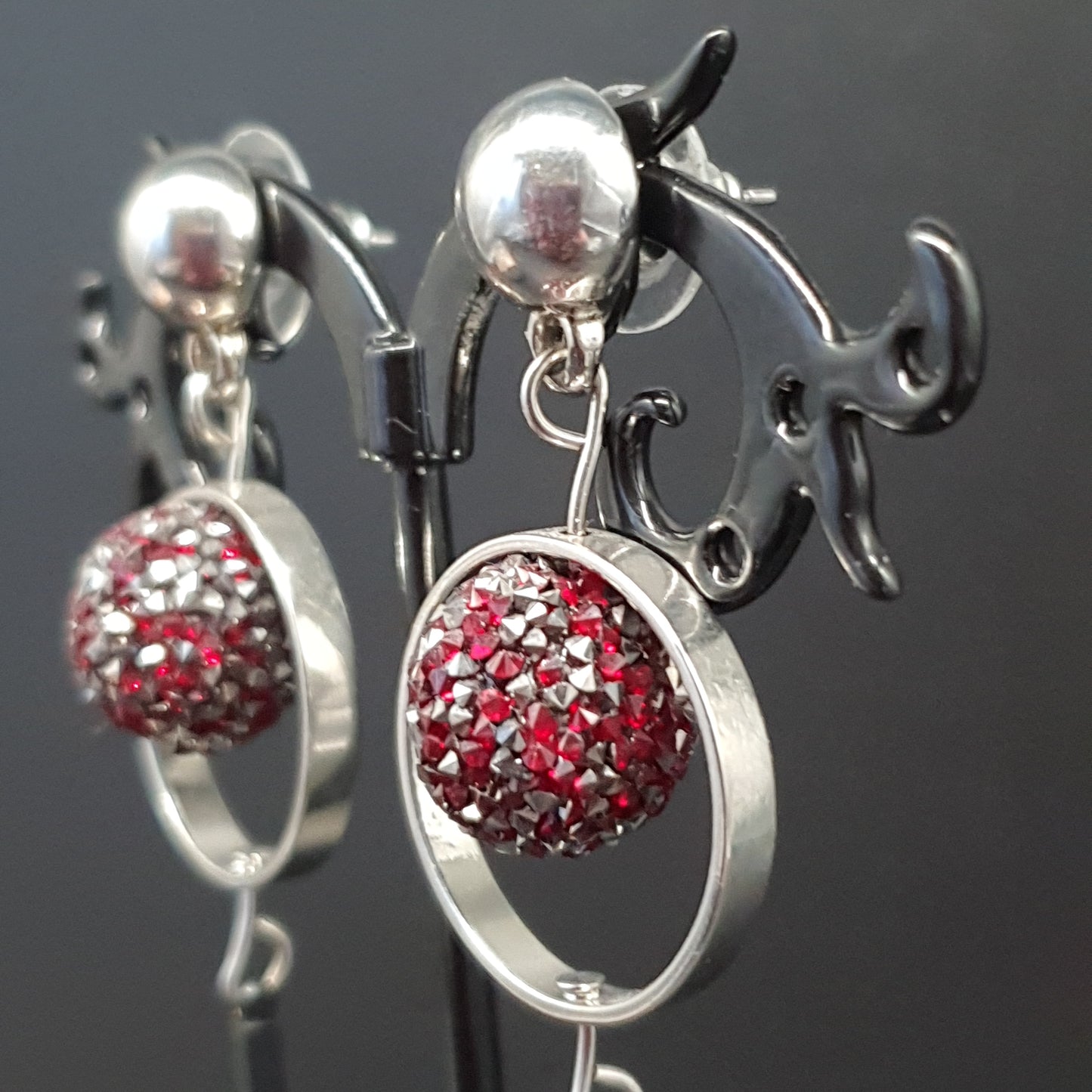 Boucles pendantes tige argentée – anneau et boule strass brillante