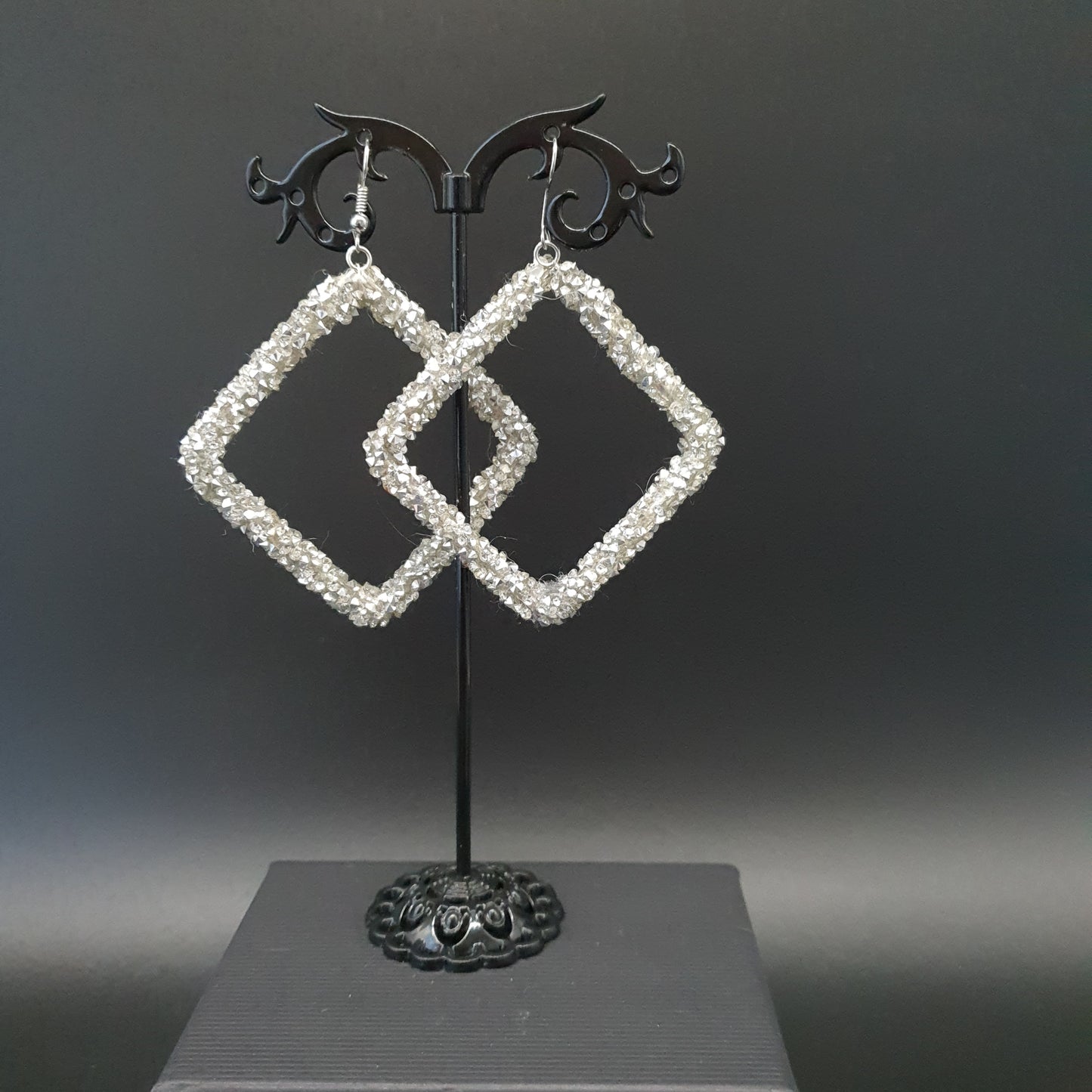 Boucles pendantes losange argenté – cristaux facettés scintillants