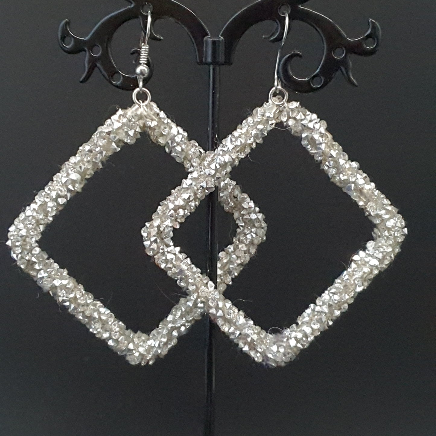 Boucles pendantes losange argenté – cristaux facettés scintillants