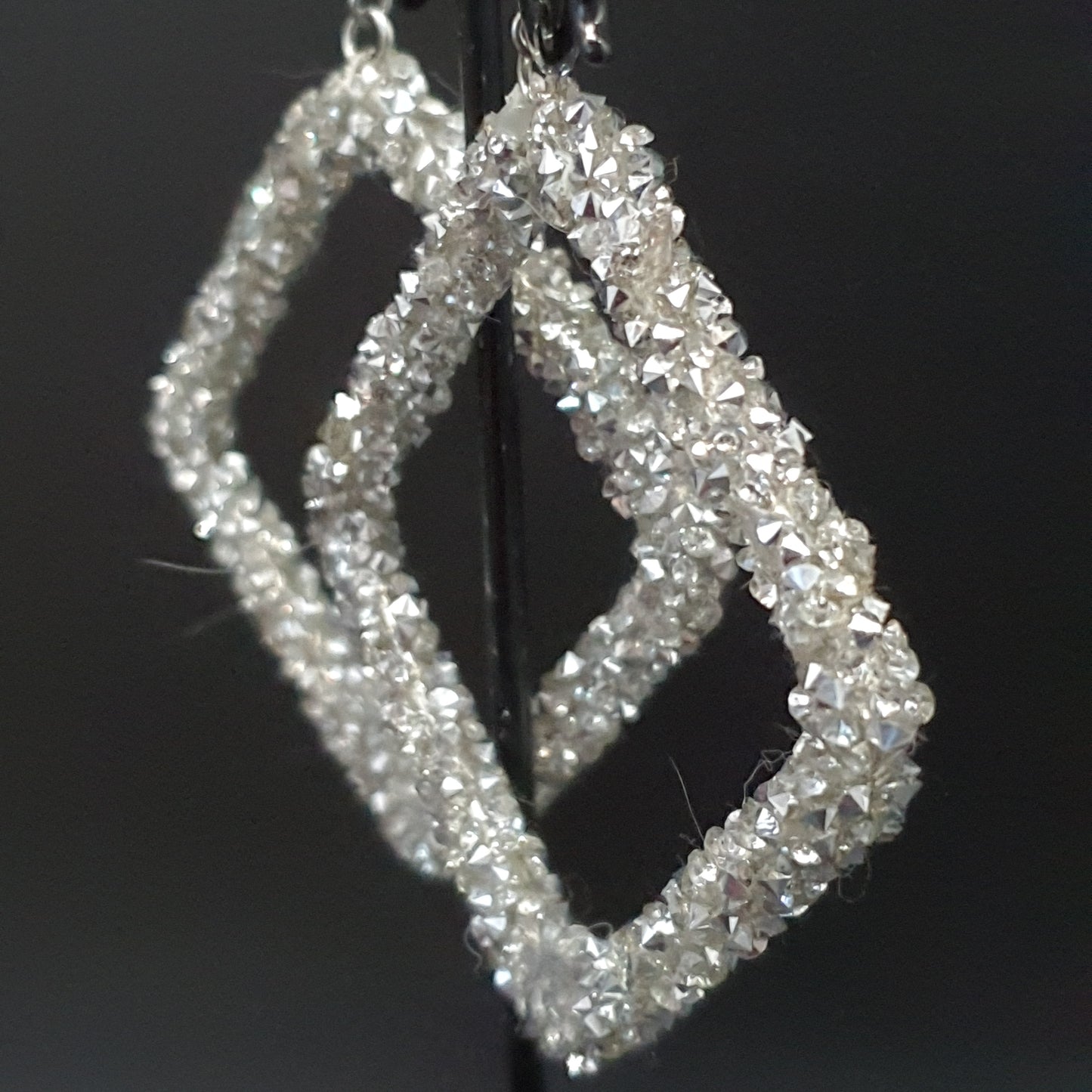 Boucles pendantes losange argenté – cristaux facettés scintillants