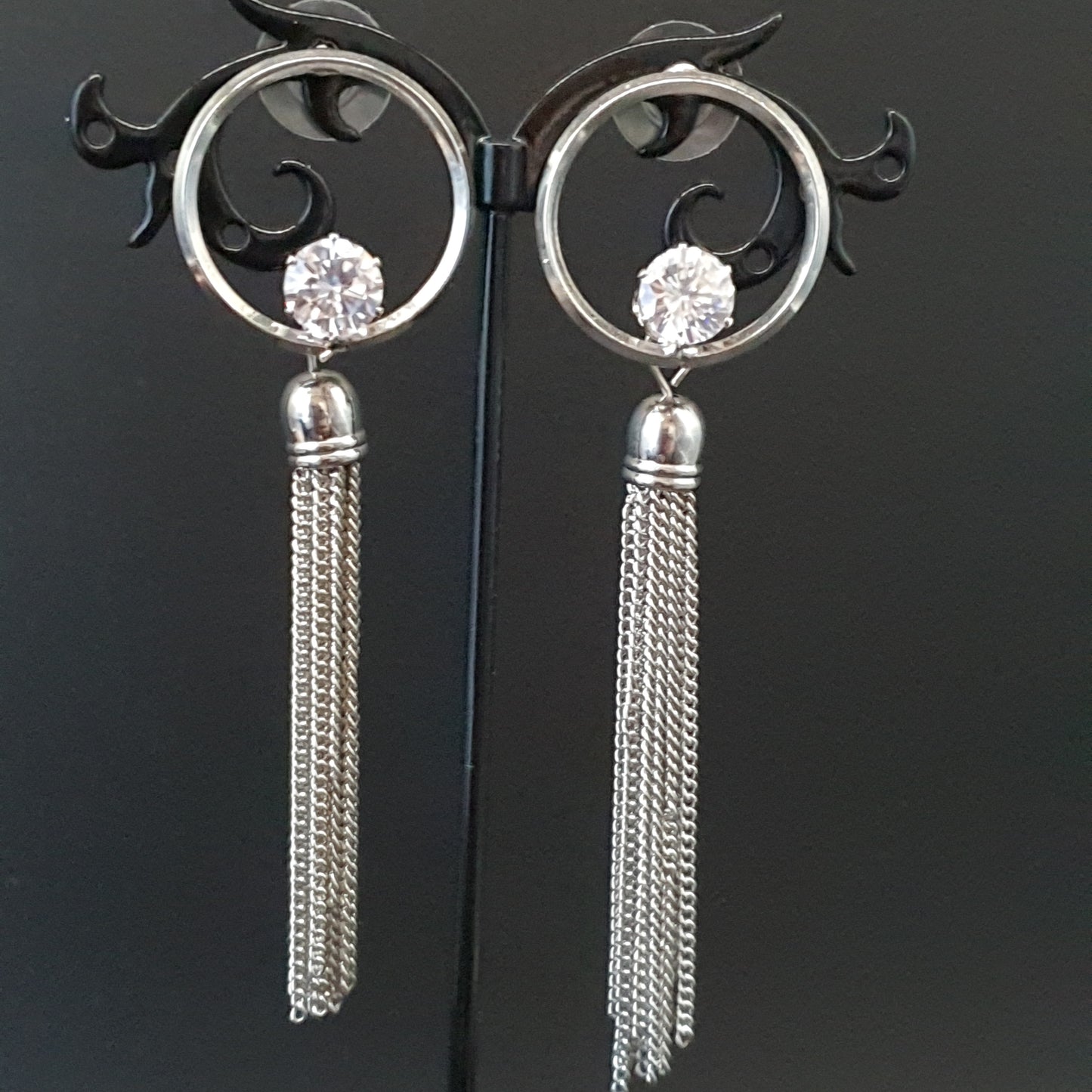 Boucles pendantes argentées – anneau strass & pompon chaînette