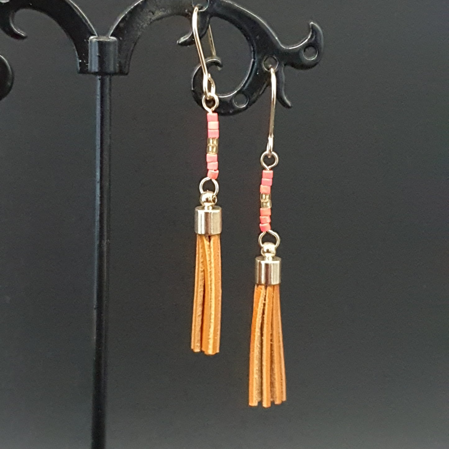 Boucles pendantes dorées – pompons perles de rocaille