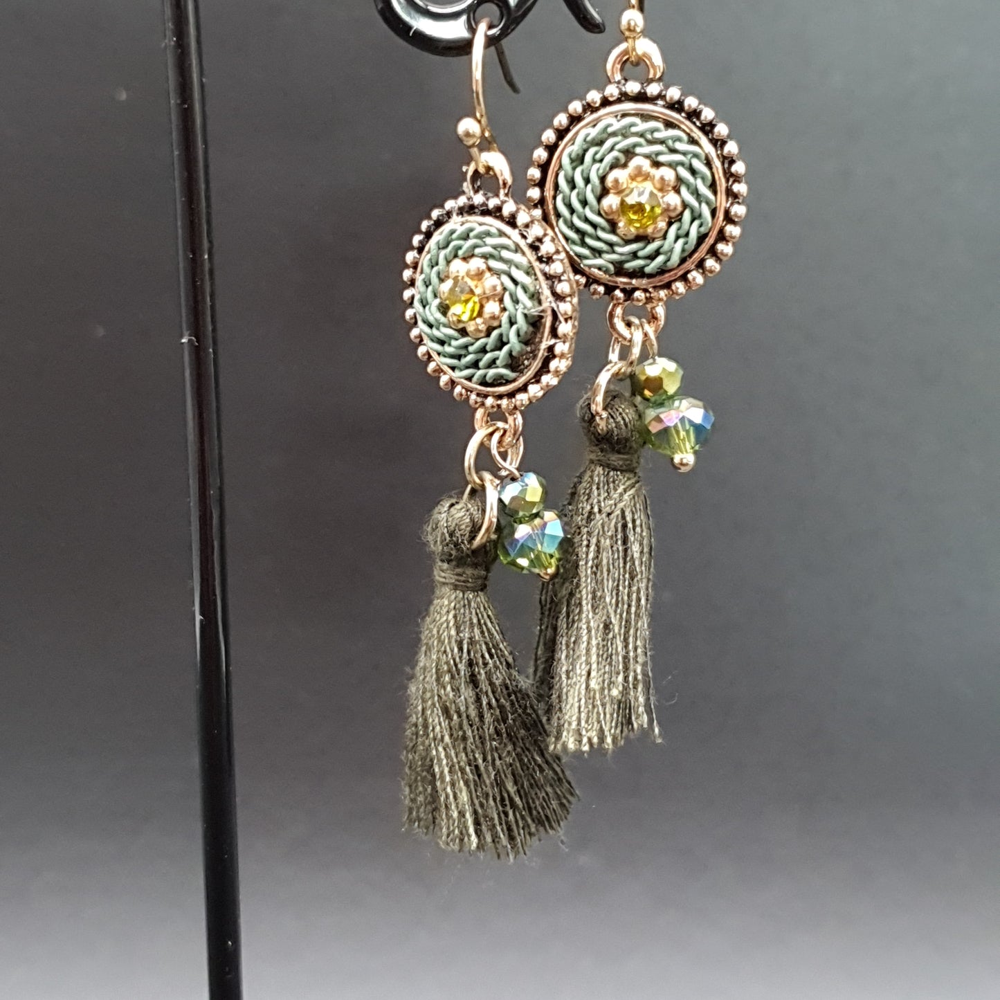 Boucles pendantes baroques – pièce ciselée & chaînette torsadée argentée