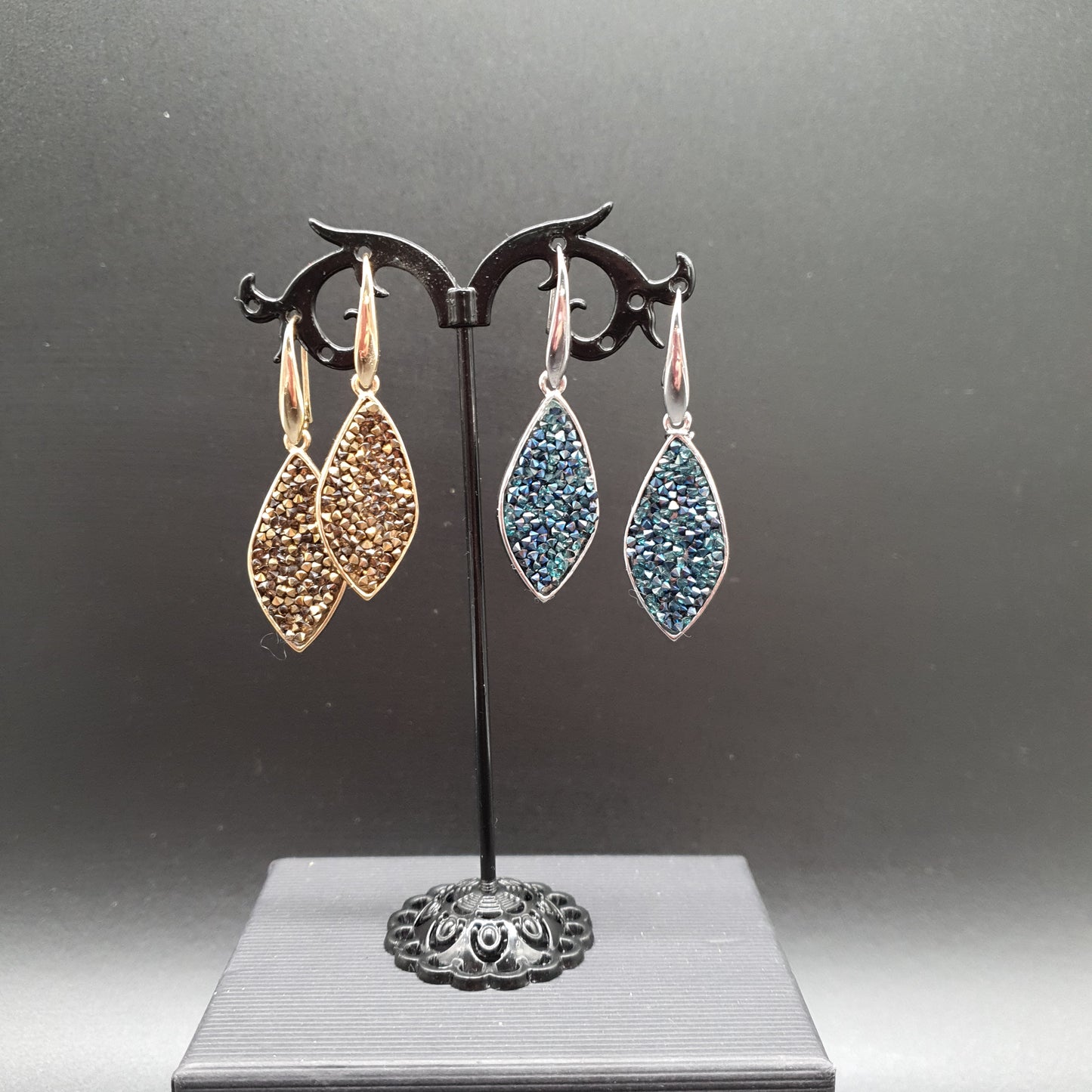Boucles d’oreilles pendantes métal argenté pièce forme feuille incurvée éclats cristaux
