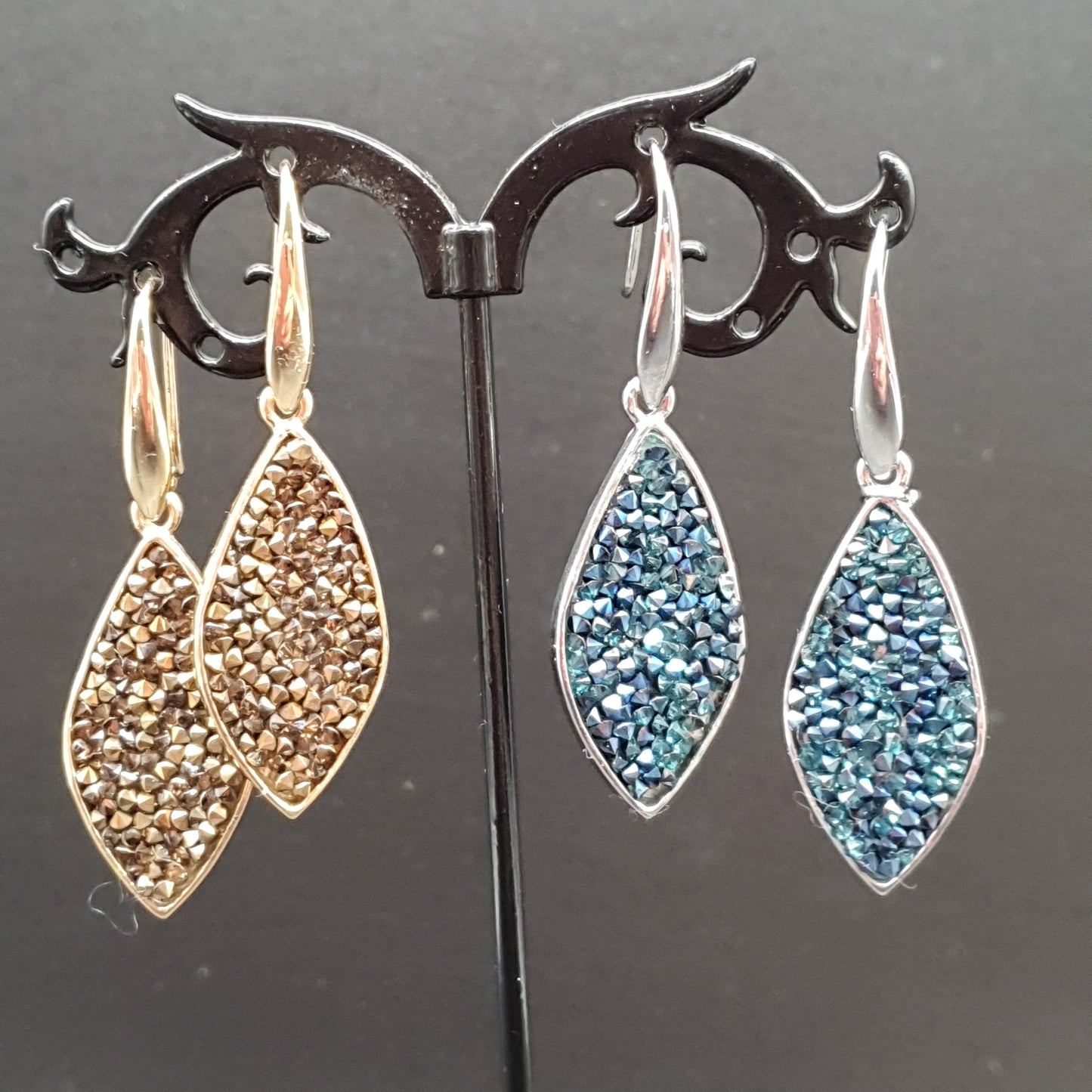 Boucles d’oreilles pendantes métal argenté pièce forme feuille incurvée éclats cristaux