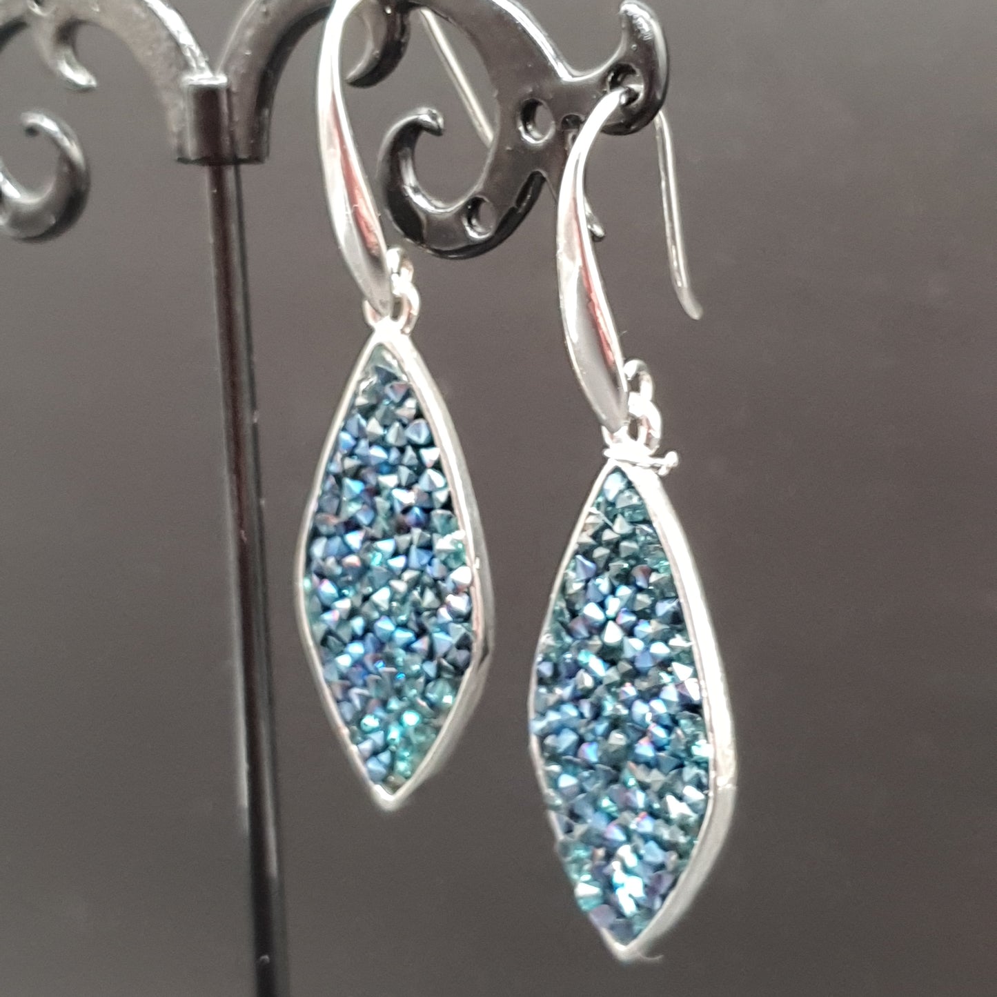 Boucles d’oreilles pendantes métal argenté pièce forme feuille incurvée éclats cristaux